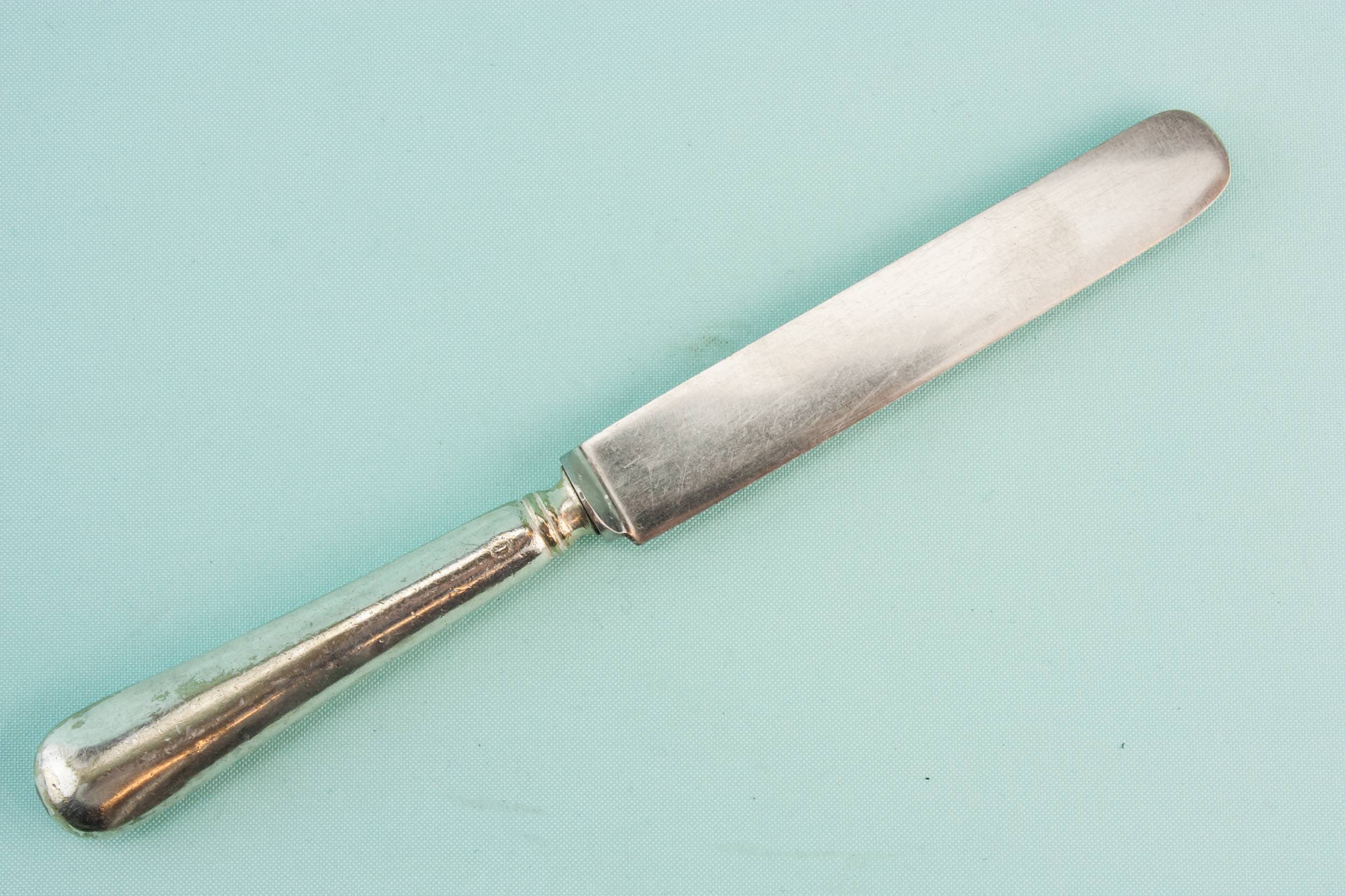 2 large dessert knives 1