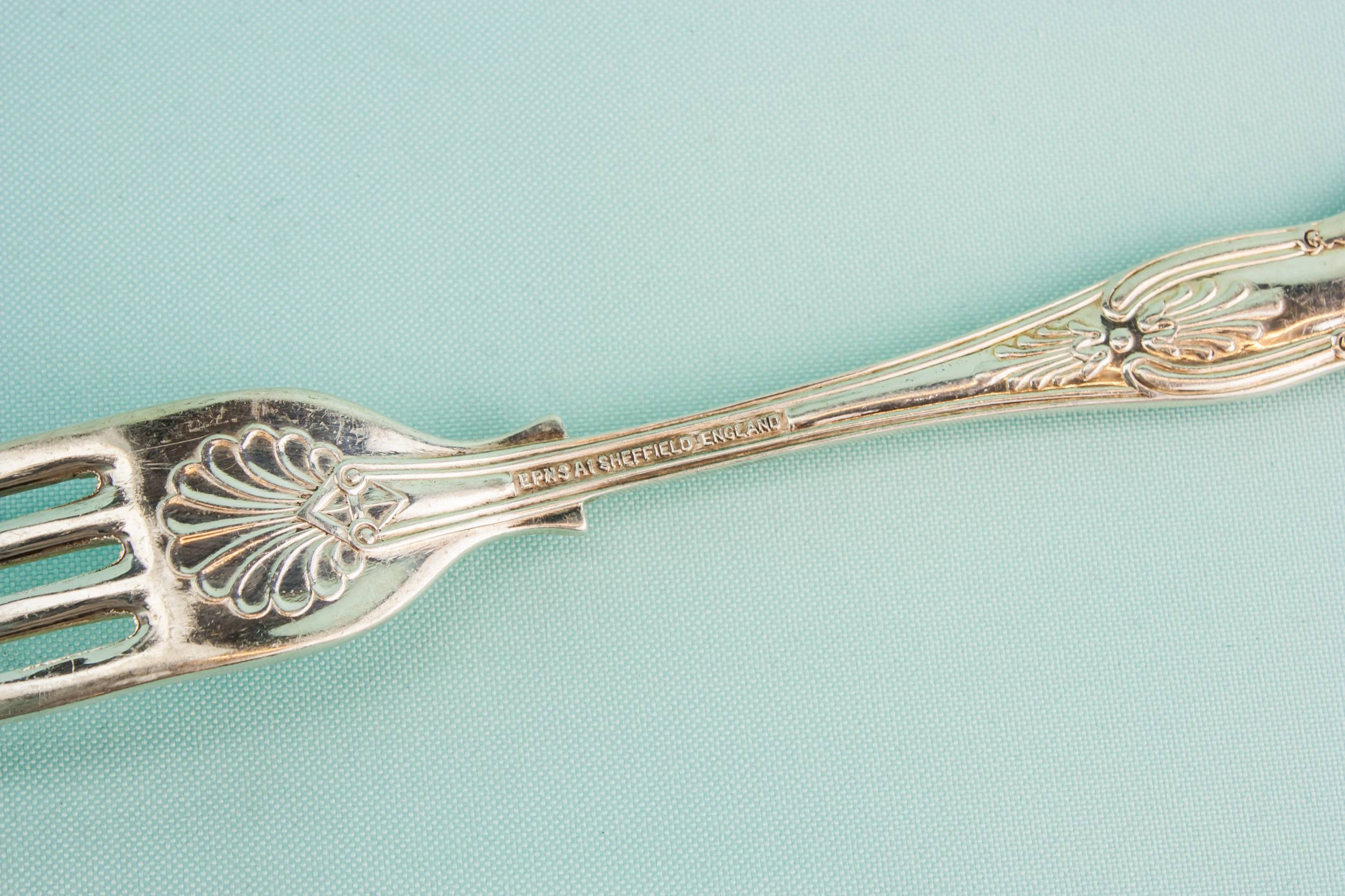 Classical Silver Plated — 3 medium dinner forks 3