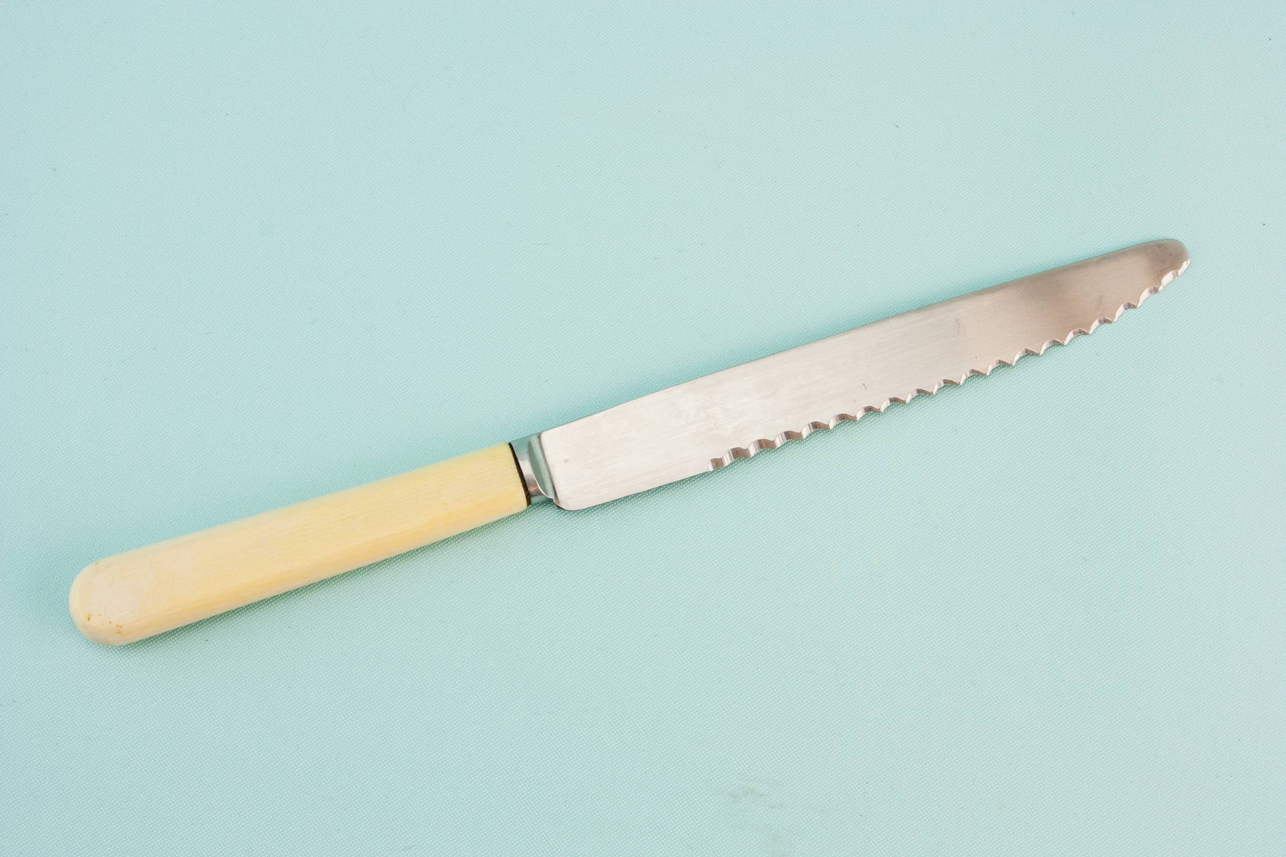 5 serrated dinner knives 1
