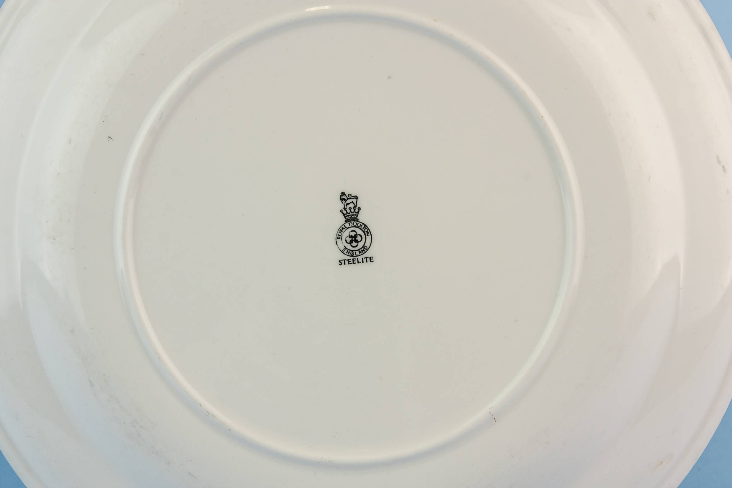 Classical Vintage Royal — 6 Royal Doulton medium plates 2