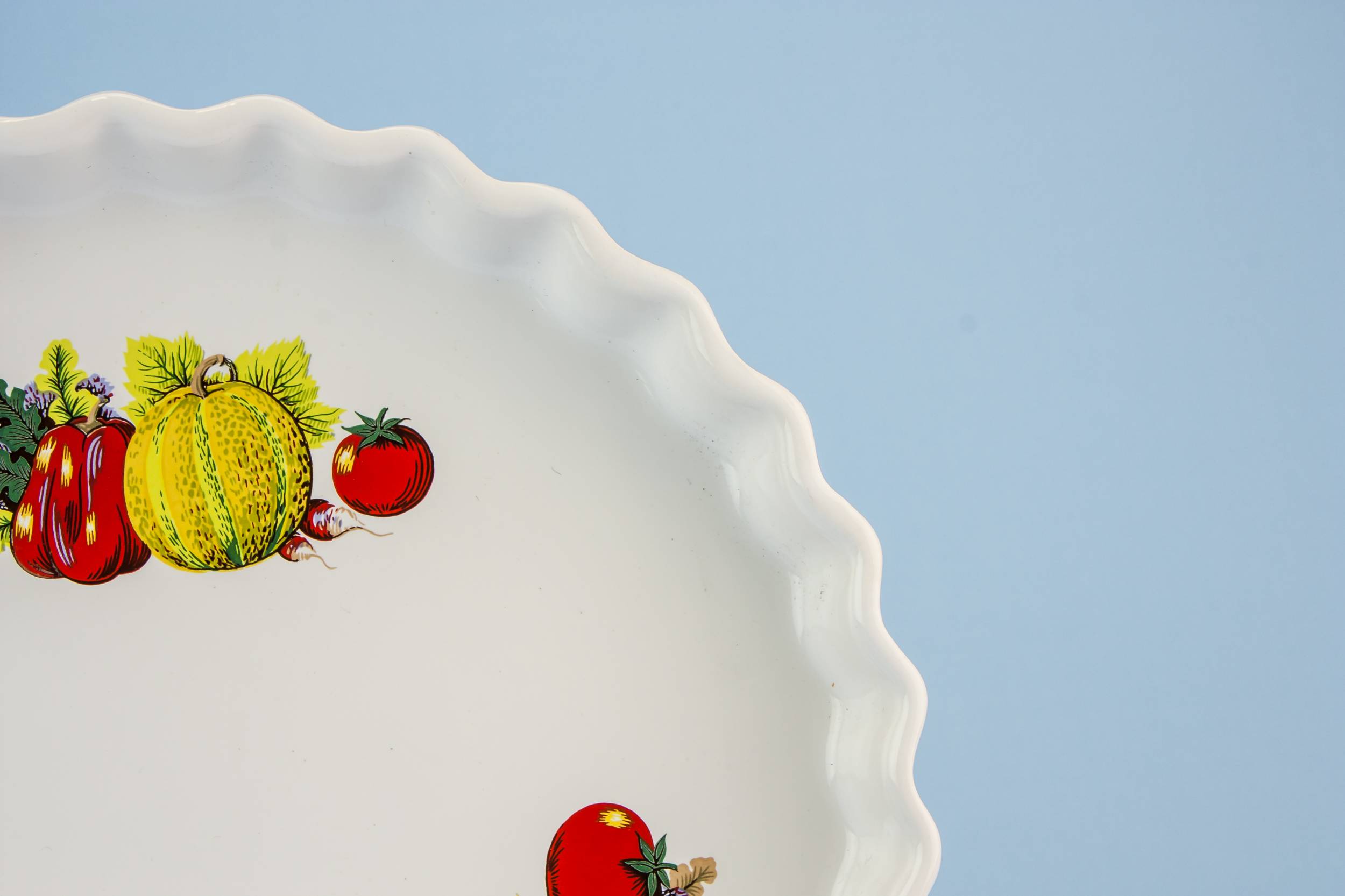 Elegant Pottery Serving — Retro pottery serving bowl 1