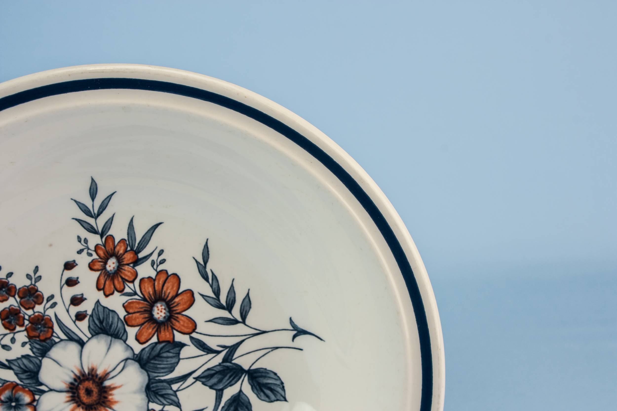 Retro Charming Alpine — 5 retro pottery bowls 1