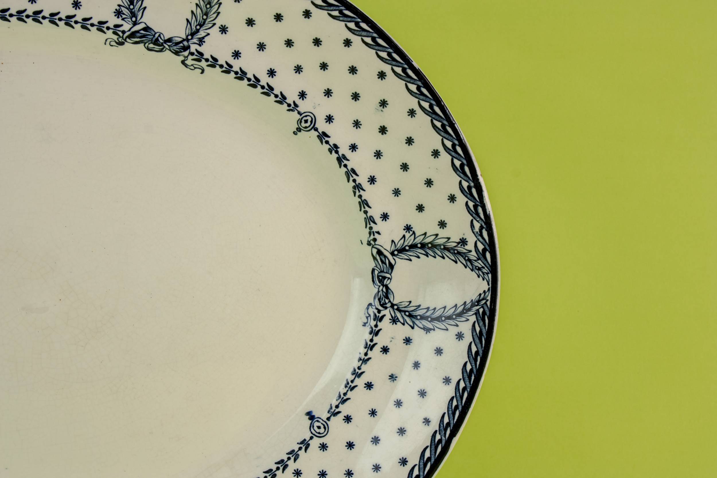 Neo-Classical Elegant Belgrave — Blue and white platter 1