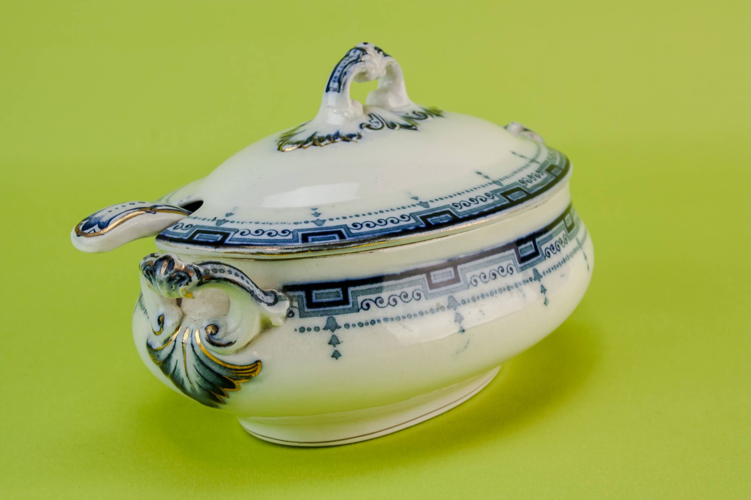 Antique Blue And — Gravy tureen and ladle 1