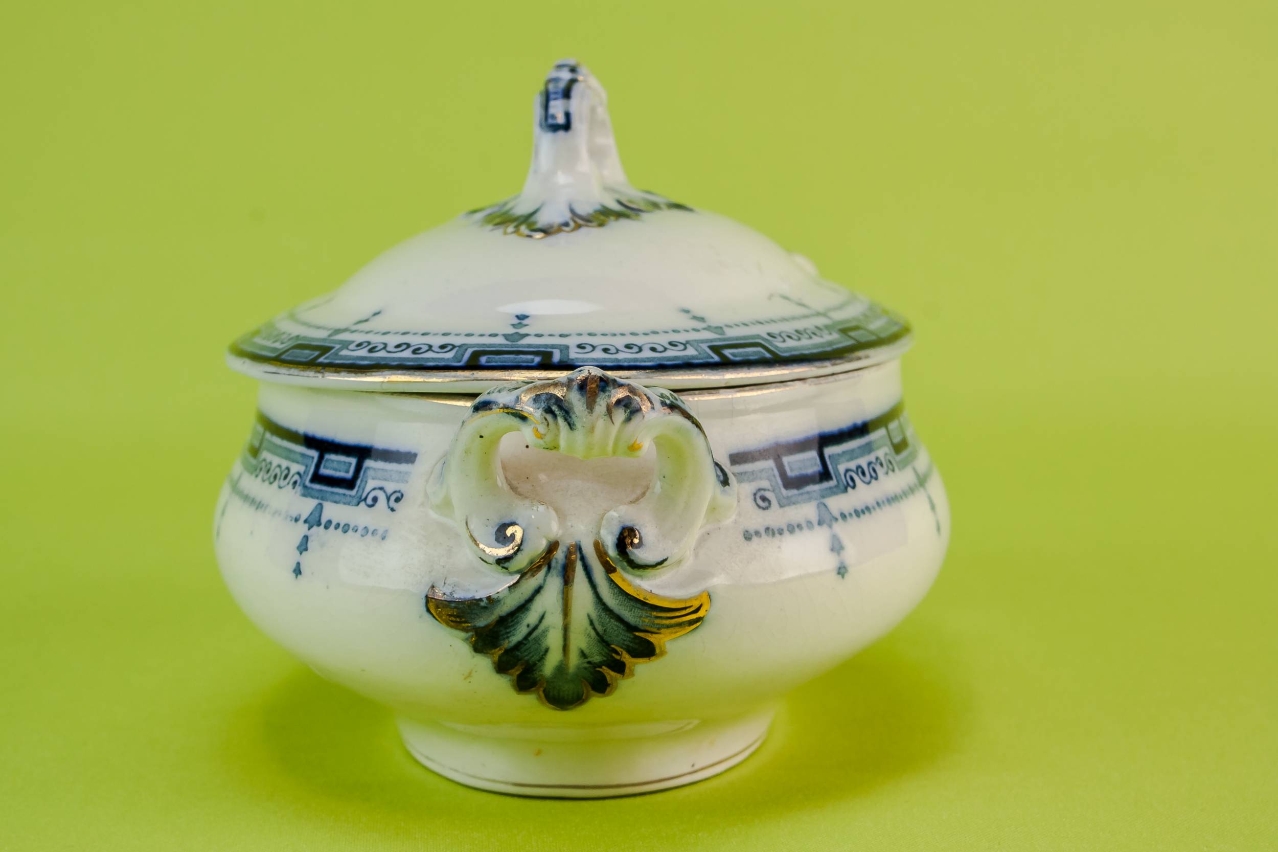 Antique Blue And — Gravy tureen and ladle 2