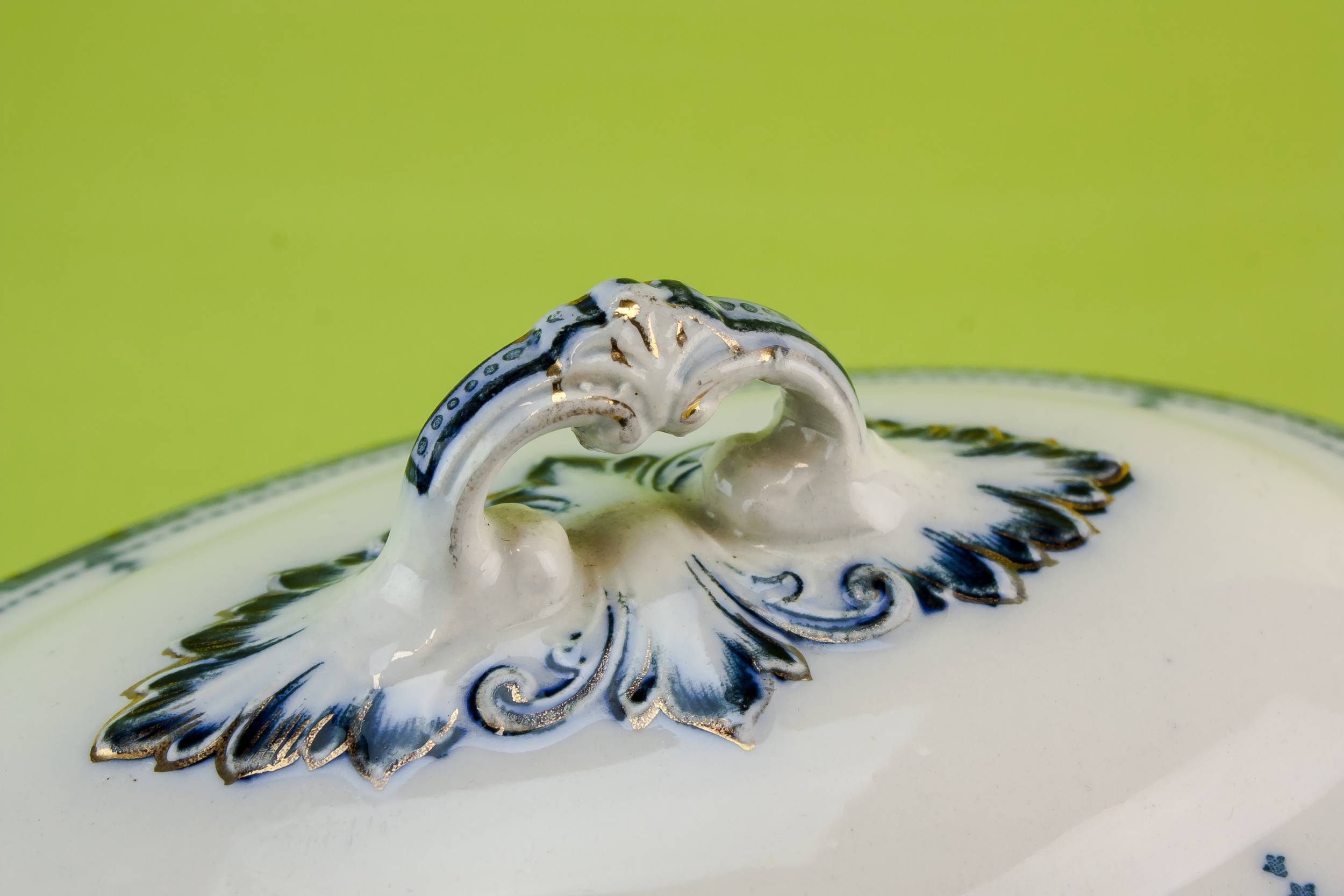 Antique Blue And — Gravy tureen and ladle 3