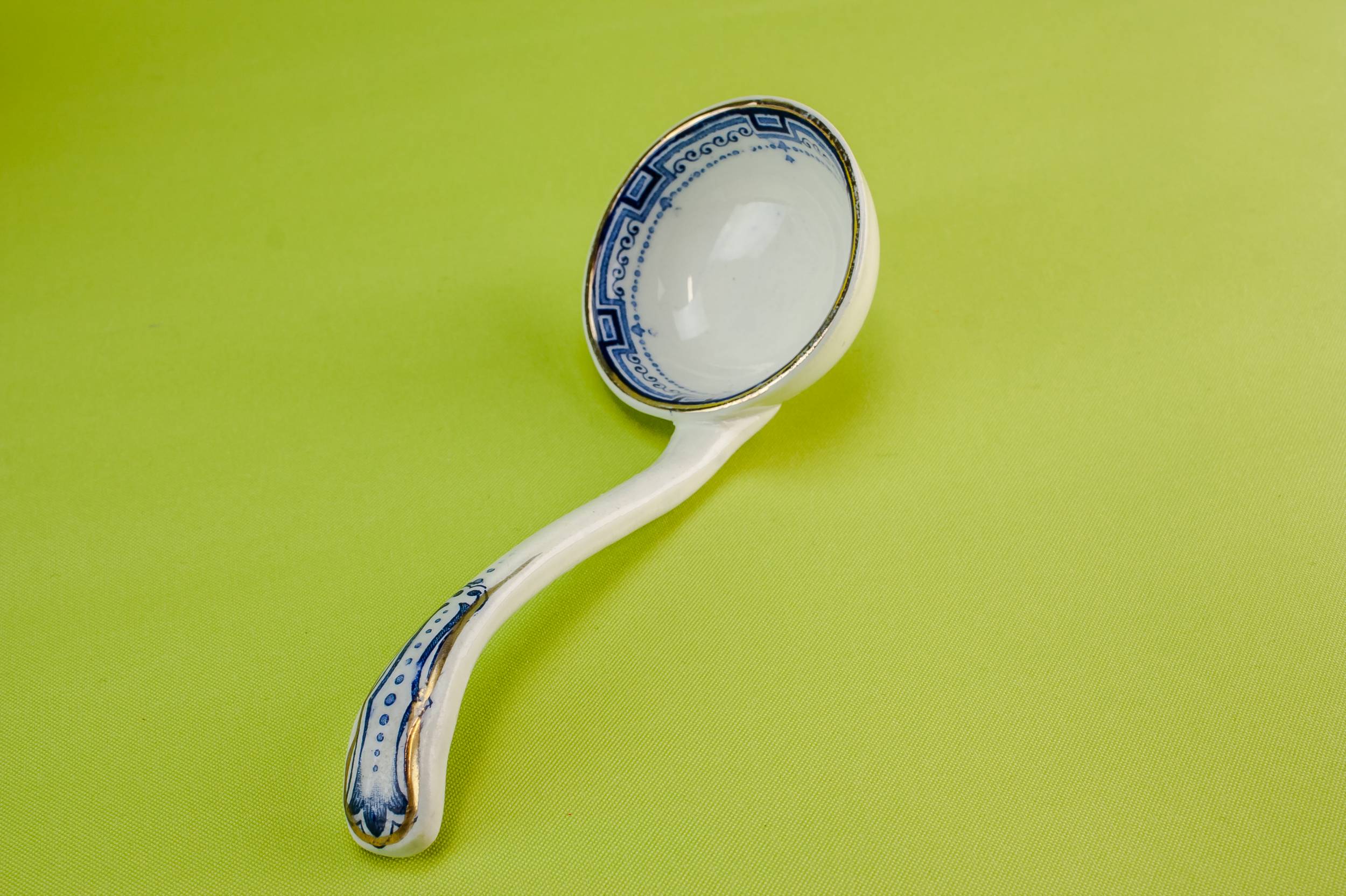 Antique Blue And — Gravy tureen and ladle 4