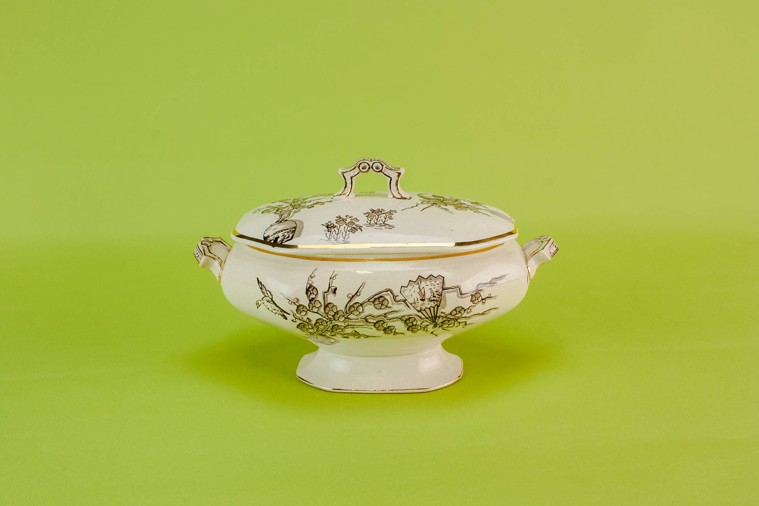Antique Aesthetic Movement — Serving tureen and lid
