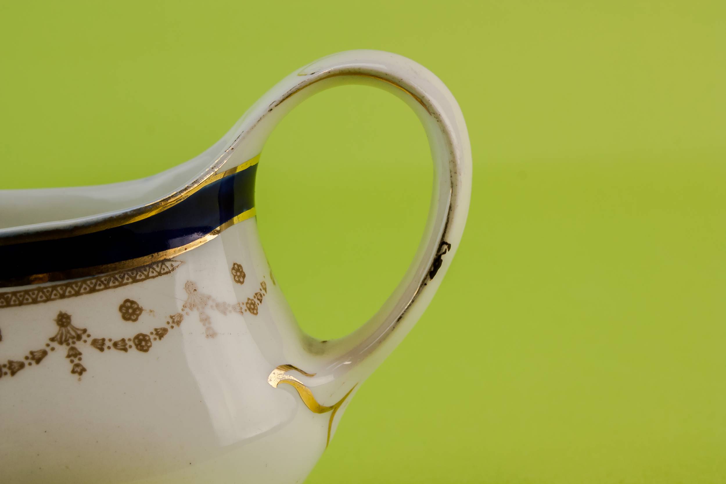 Charming Neo-Classical GRAVY — Blue and white gravy boat 3