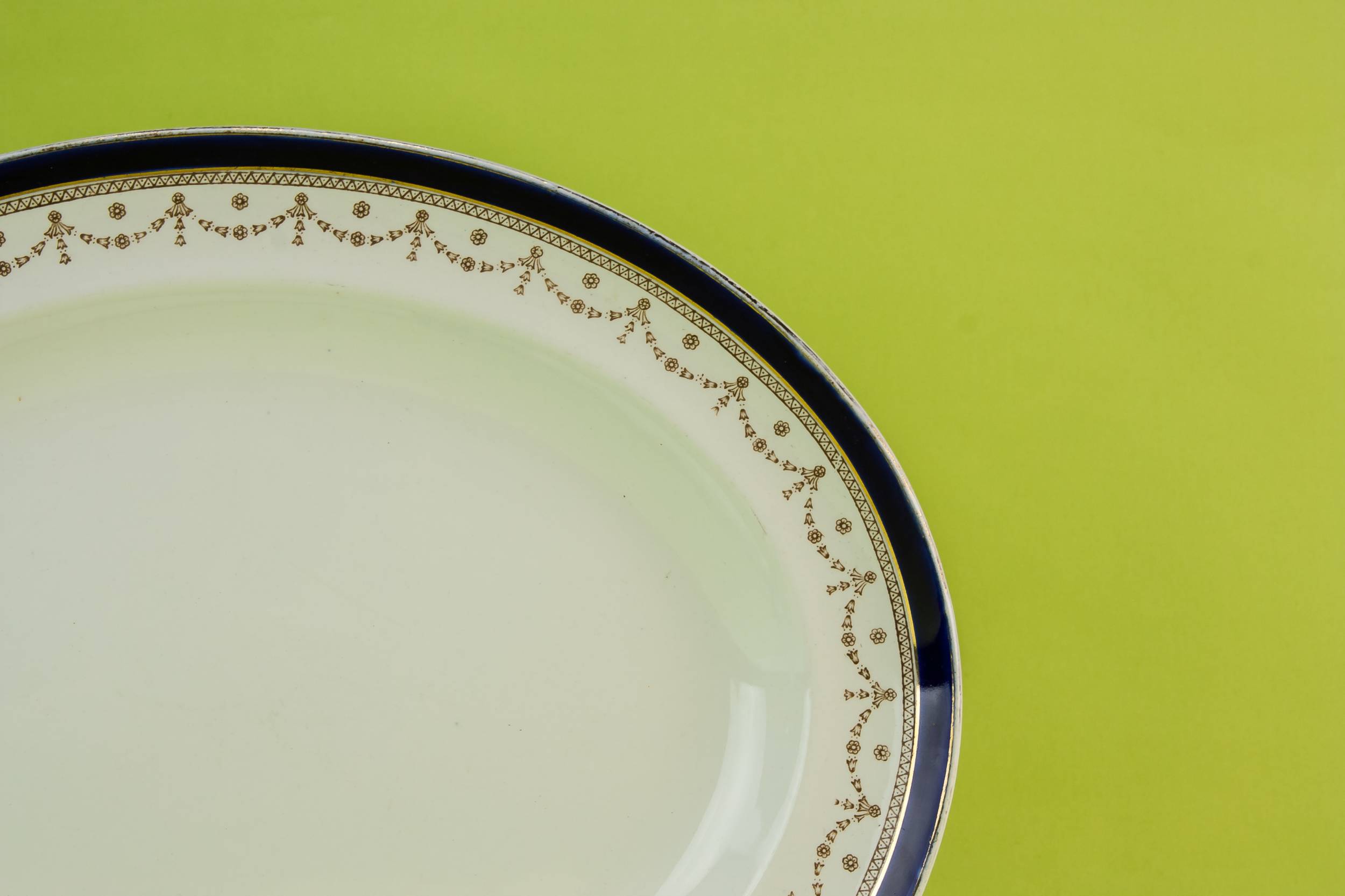 Blue Neo-Classical Alfred — Blue and white platter 1