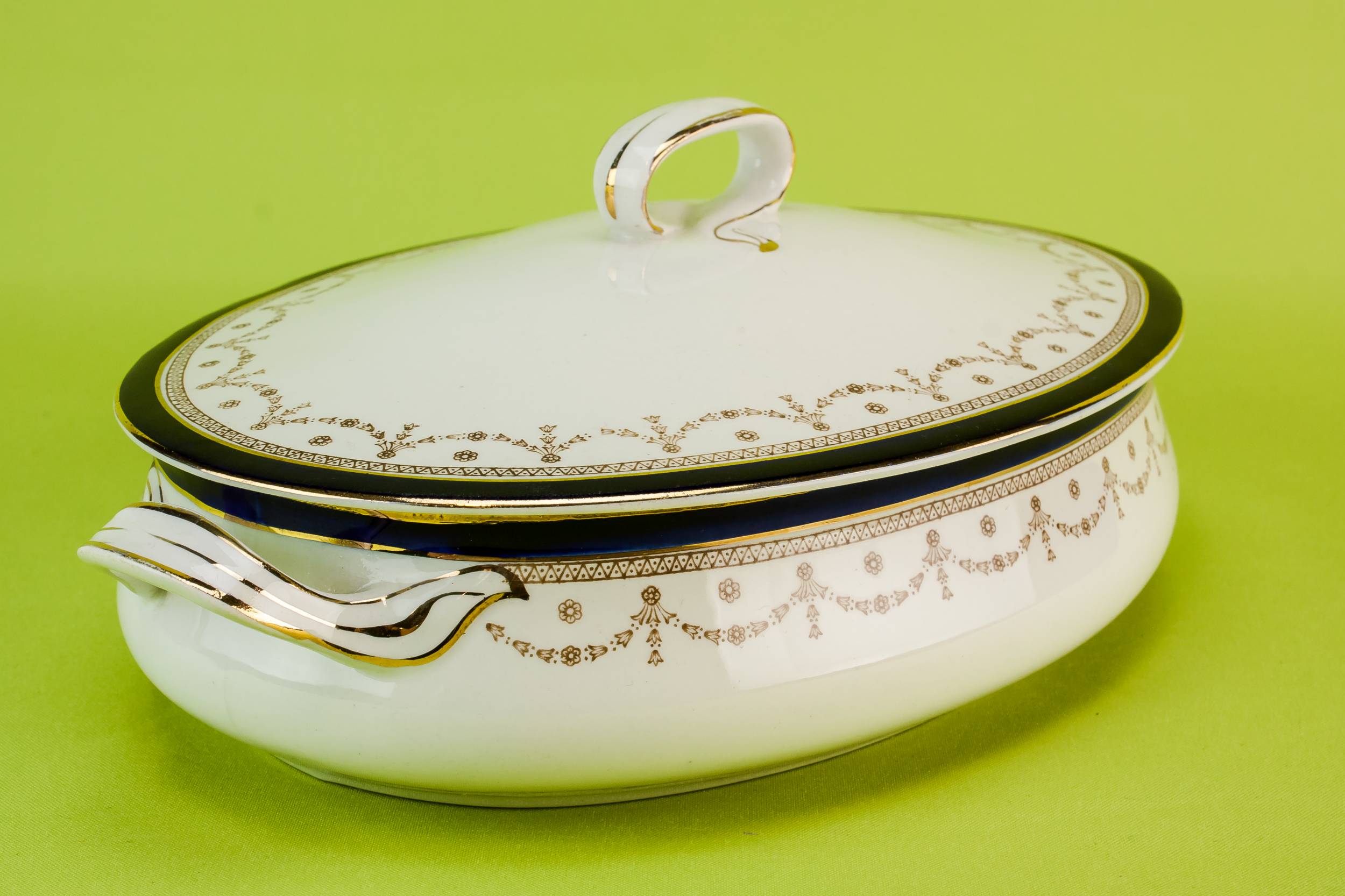 Medium Vintage Pottery — Blue and white tureen 2