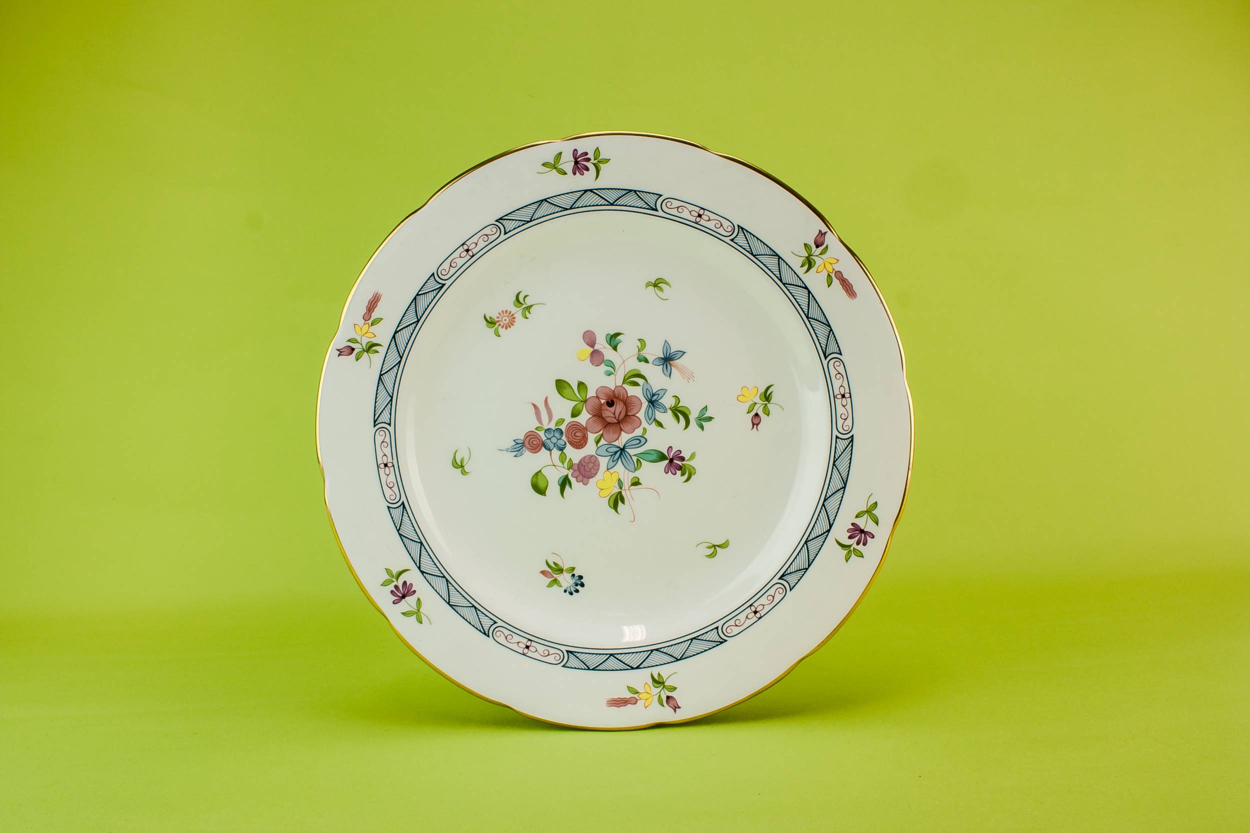 Stylish Bone China — Wedgwood serving plate