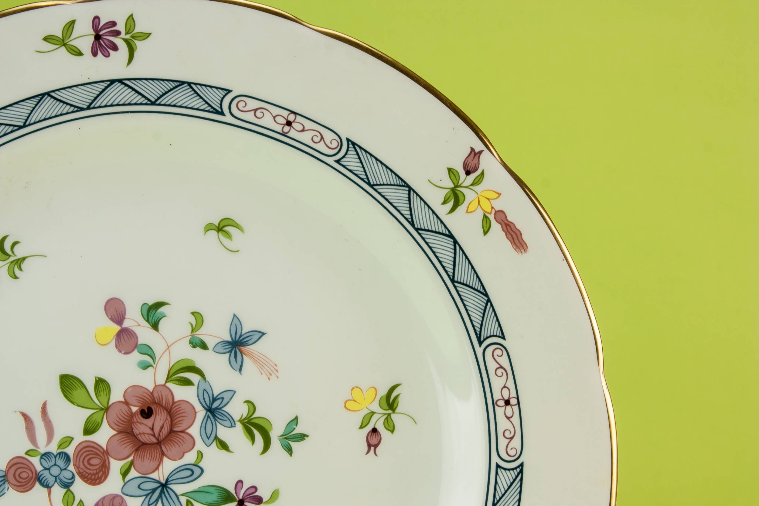 Stylish Bone China — Wedgwood serving plate 1