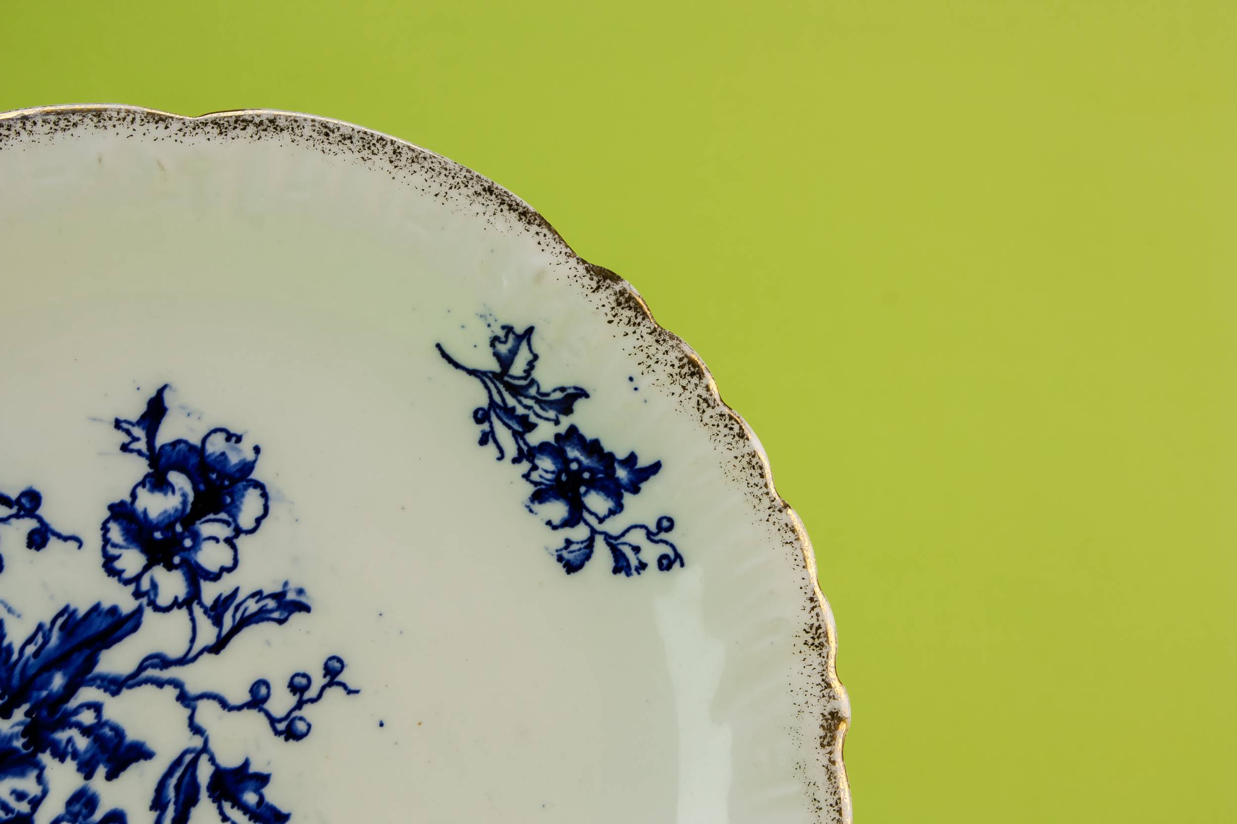 Elegant Antique Floral — Blue and white serving dish 1