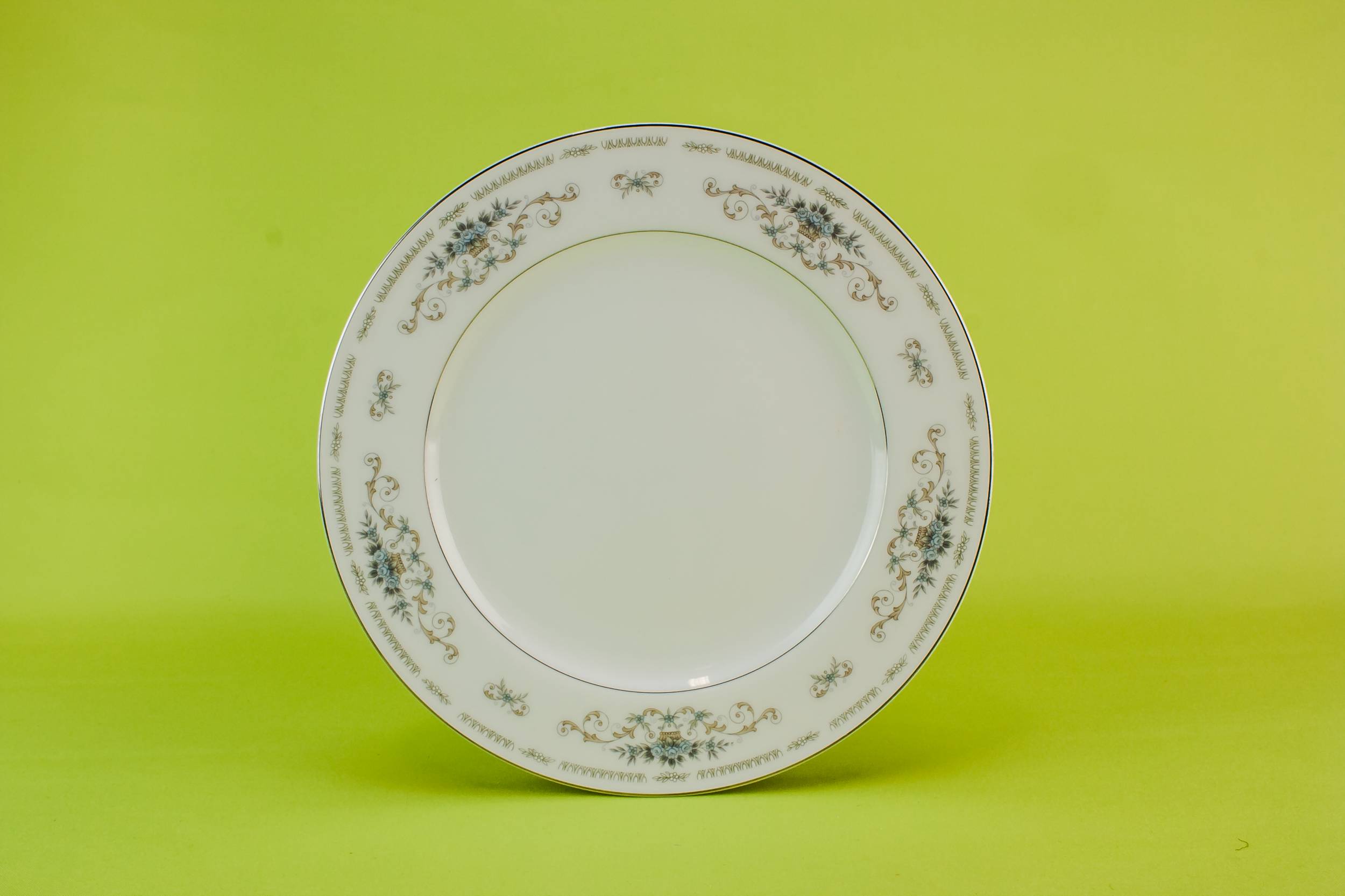 Vintage Charming Wade — 2 porcelain dinner plates