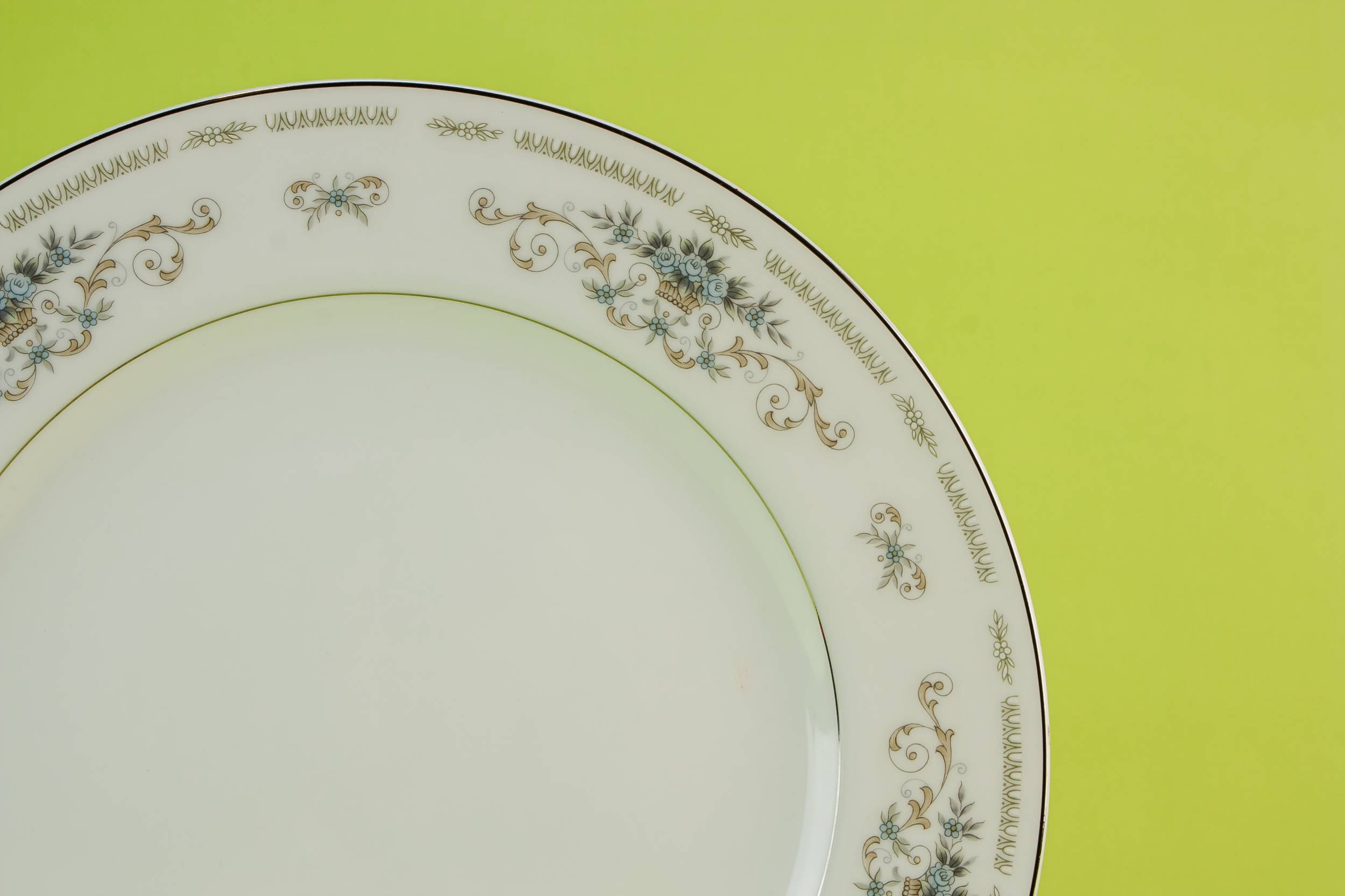 Vintage Charming Wade — 2 porcelain dinner plates 1