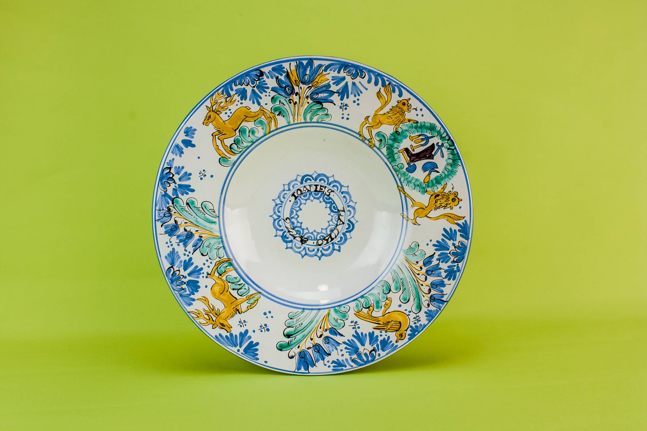 Retro Majolica Animals — Large majolica bowl