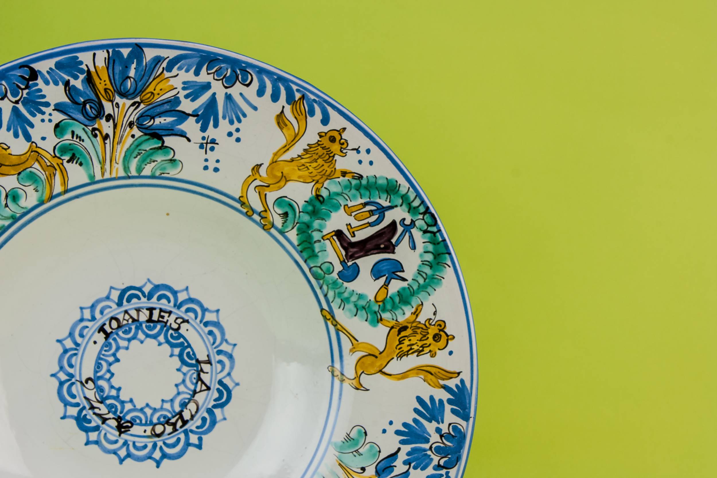 Retro Majolica Animals — Large majolica bowl 1