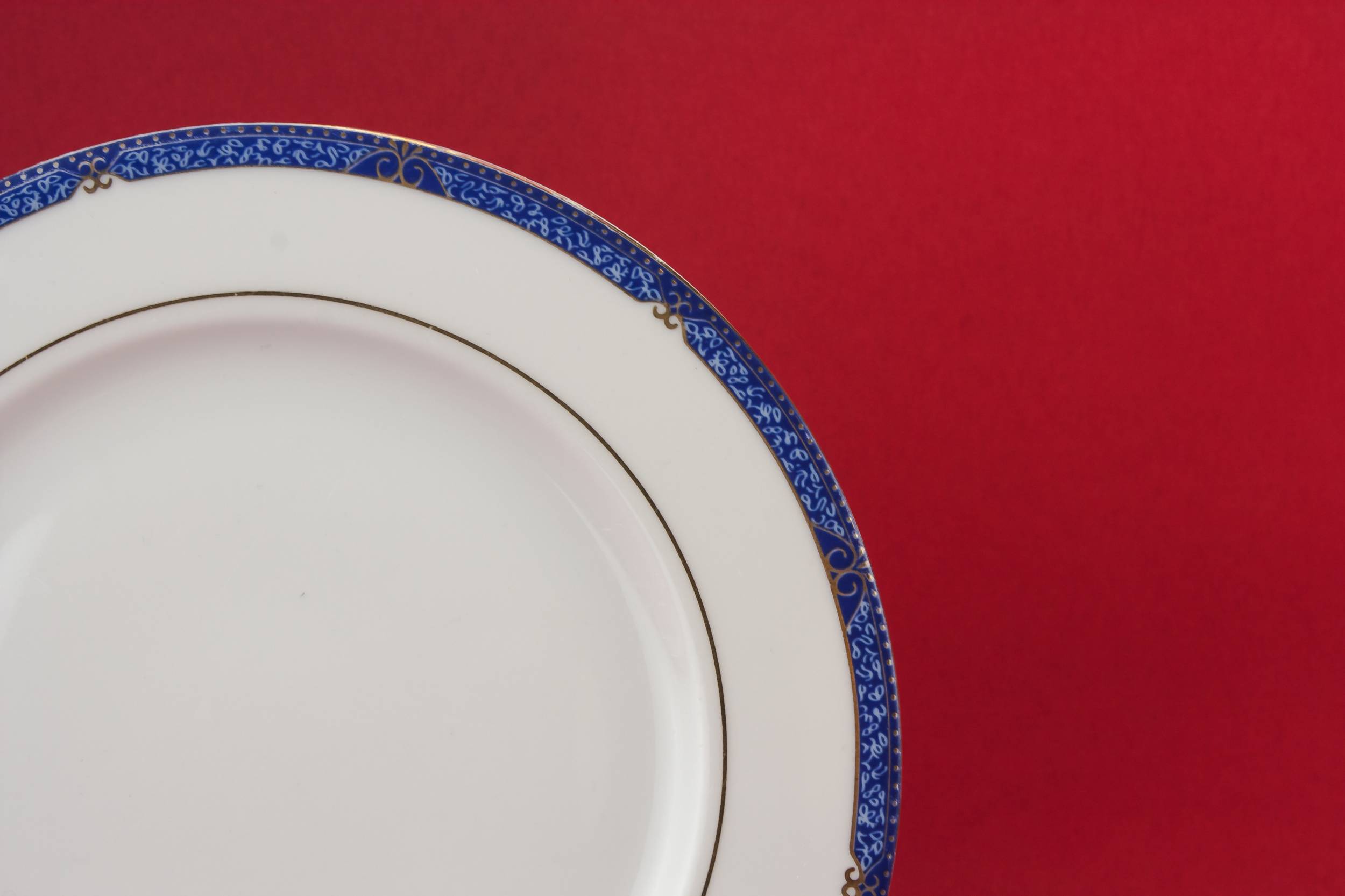 Luxurious Vintage Isadora — 8 medium porcelain plates 1