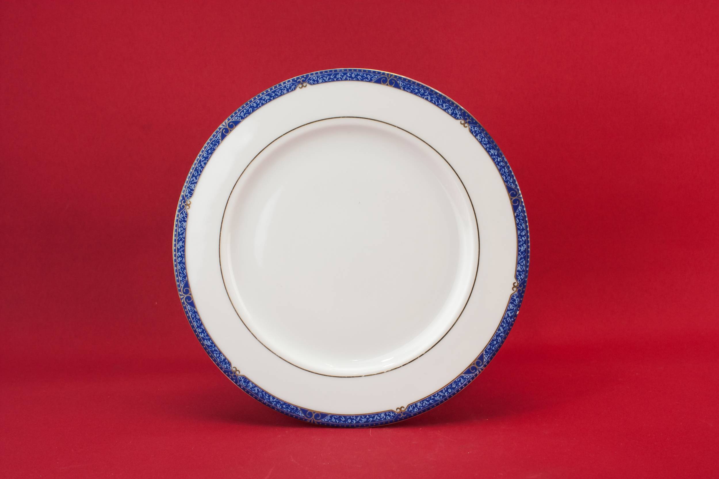 Luxurious Vintage Isadora — 8 medium porcelain plates