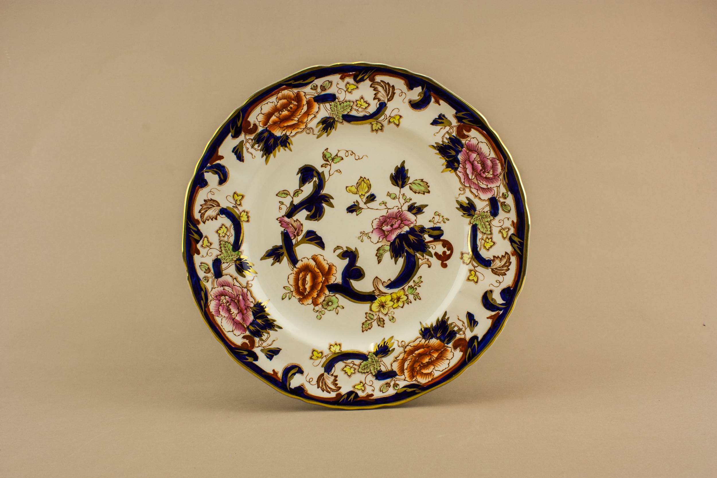Classical Vintage Pottery — 4 retro pottery medium plates