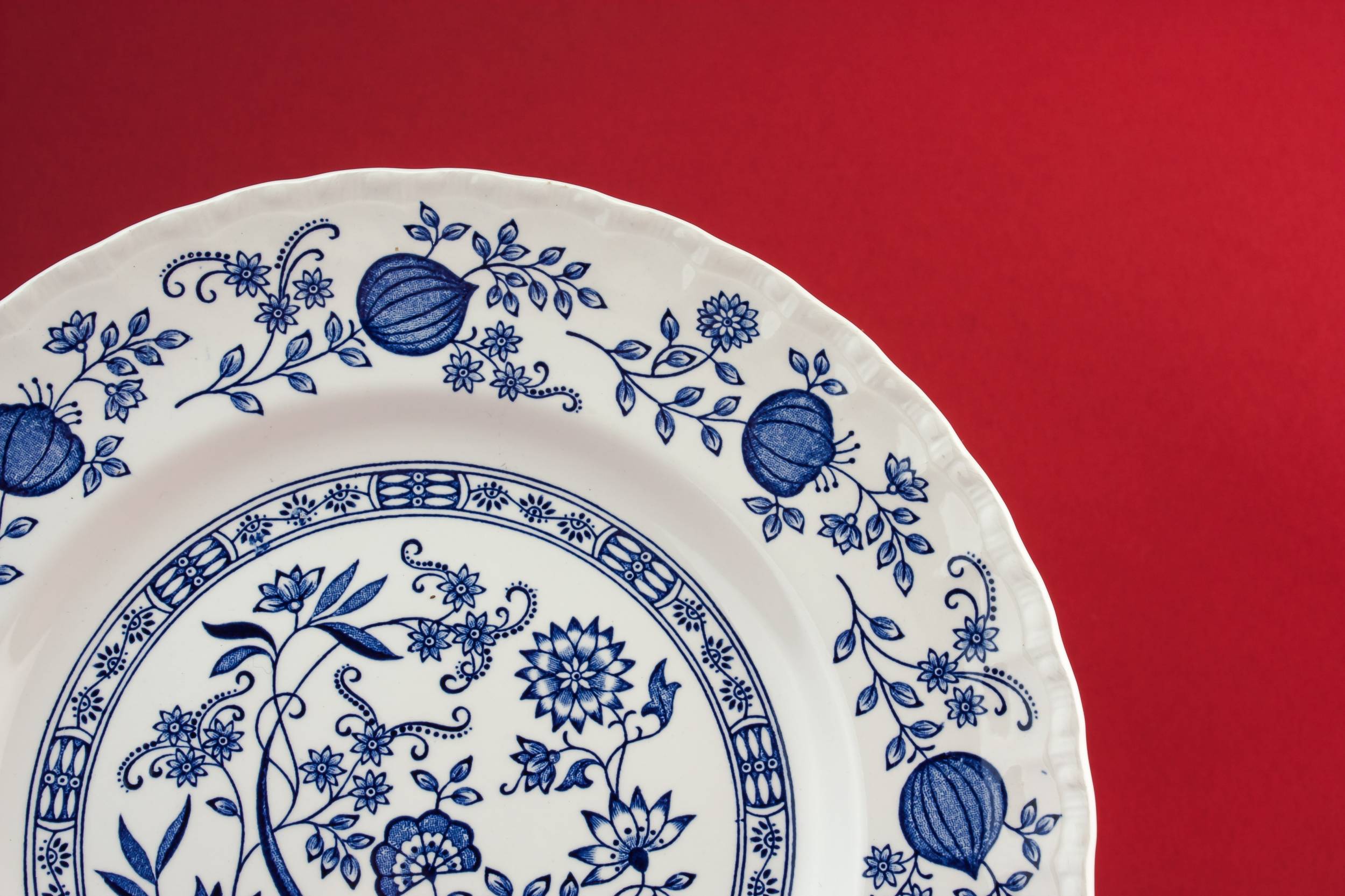 Blue And White — 5 blue and white dinner plates 1