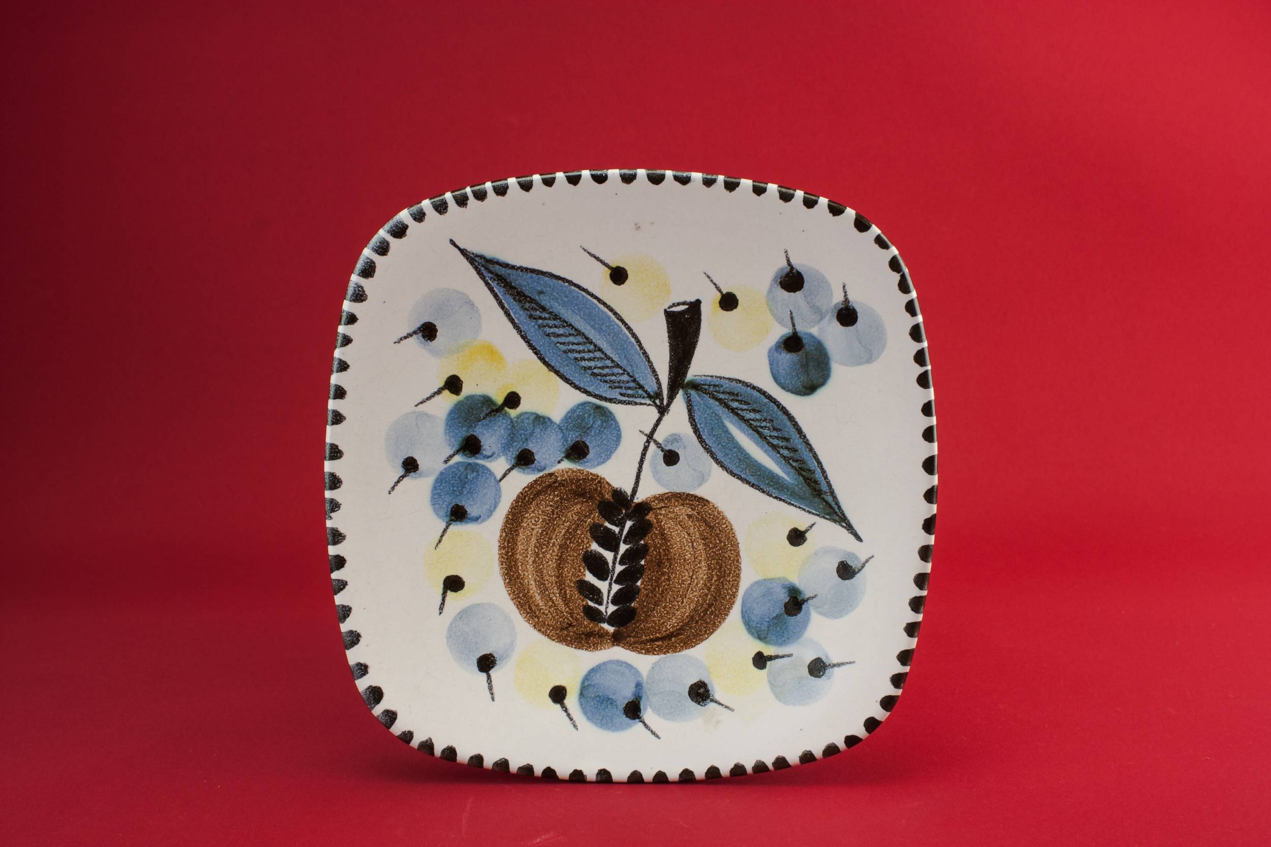 Elegant Vintage Serving — Pottery serving dish