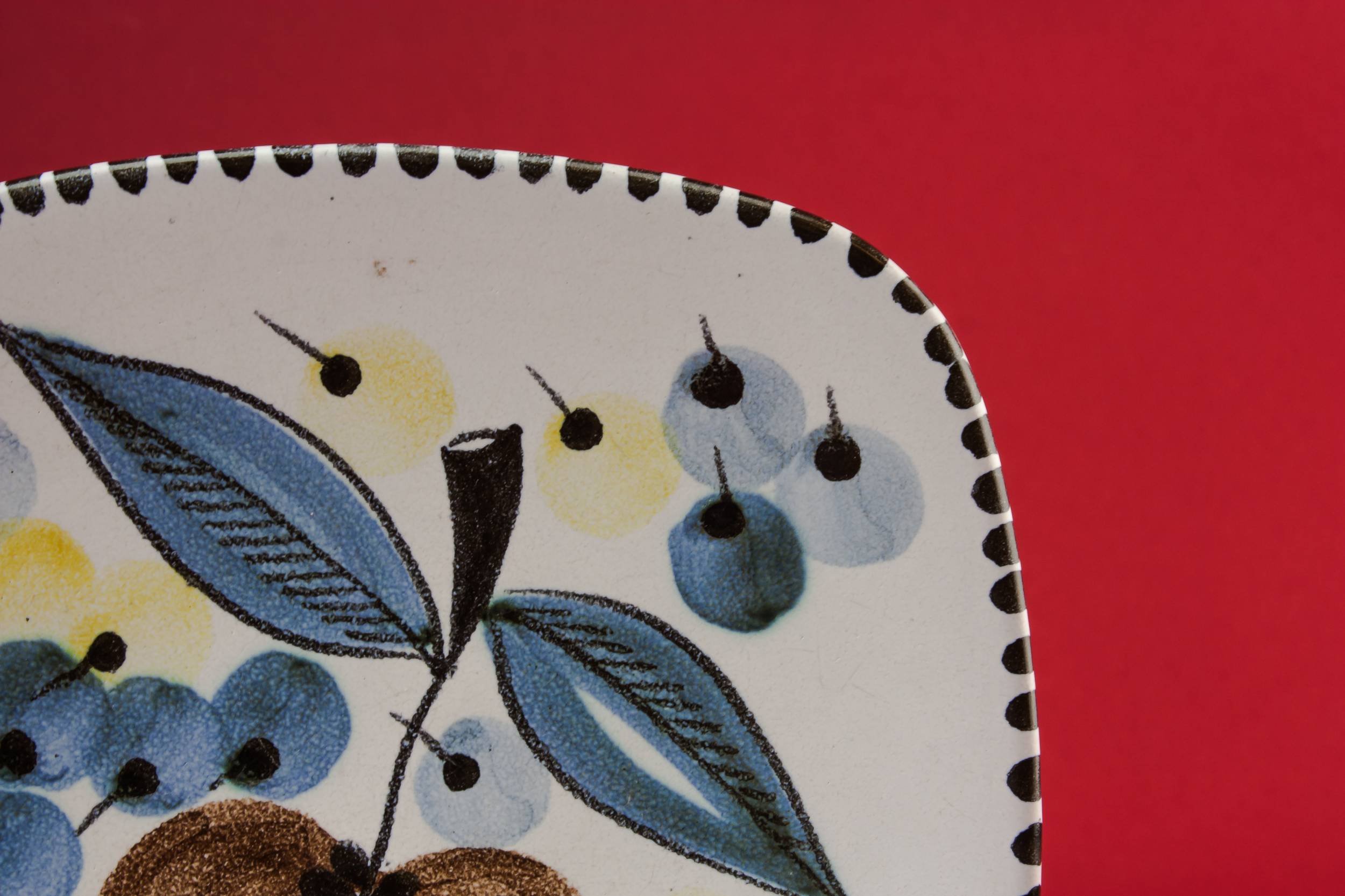 Elegant Vintage Serving — Pottery serving dish 1