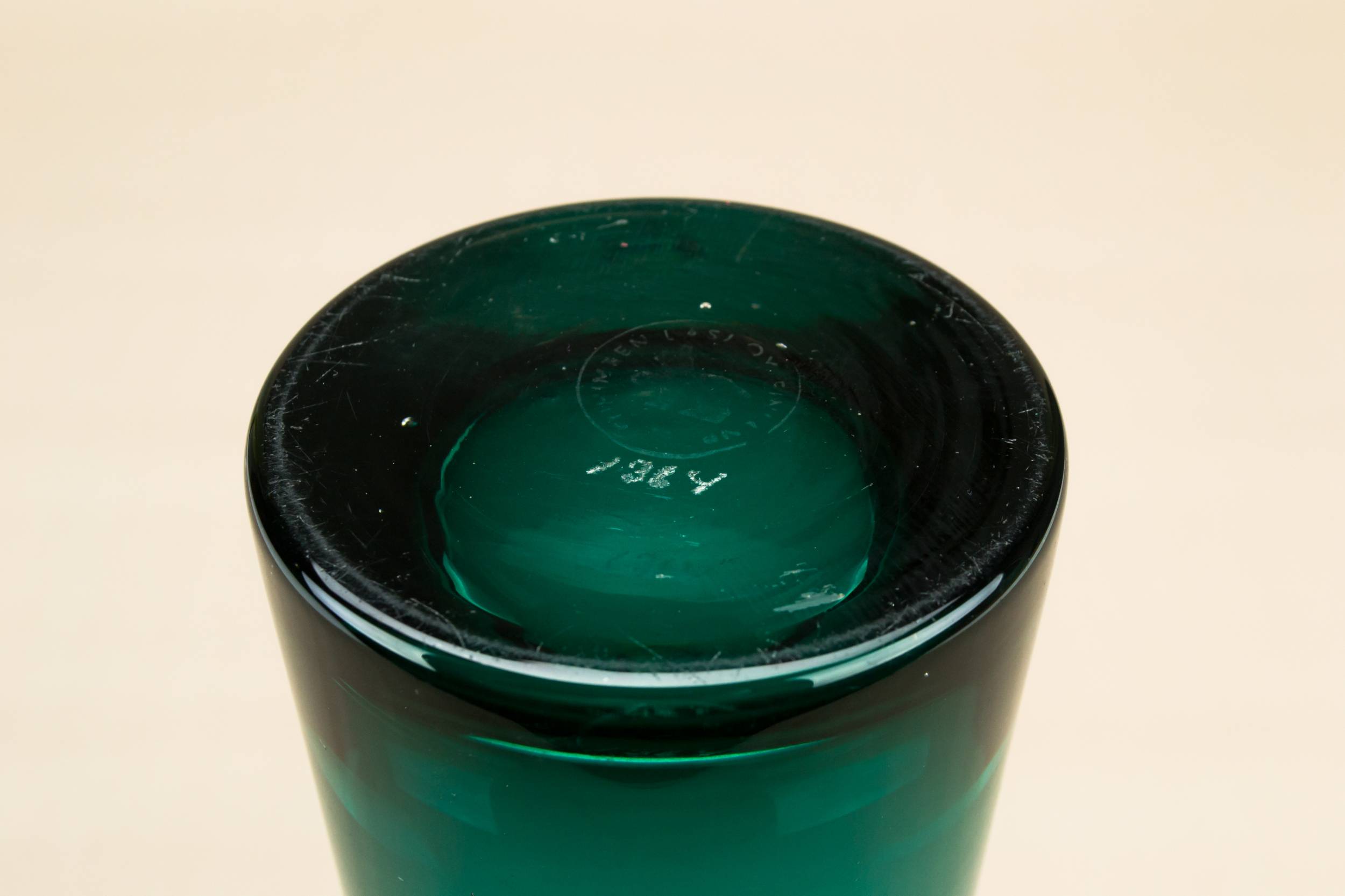 Elegant Vintage Minimalist — Green Riihimaen glass vase 1