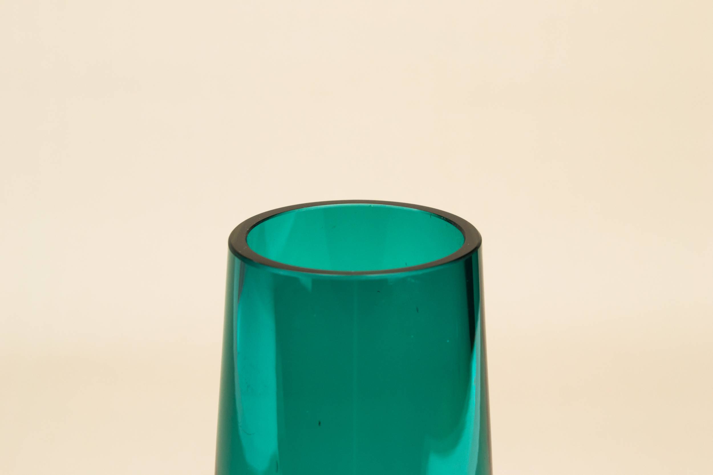 Elegant Vintage Minimalist — Green Riihimaen glass vase 2