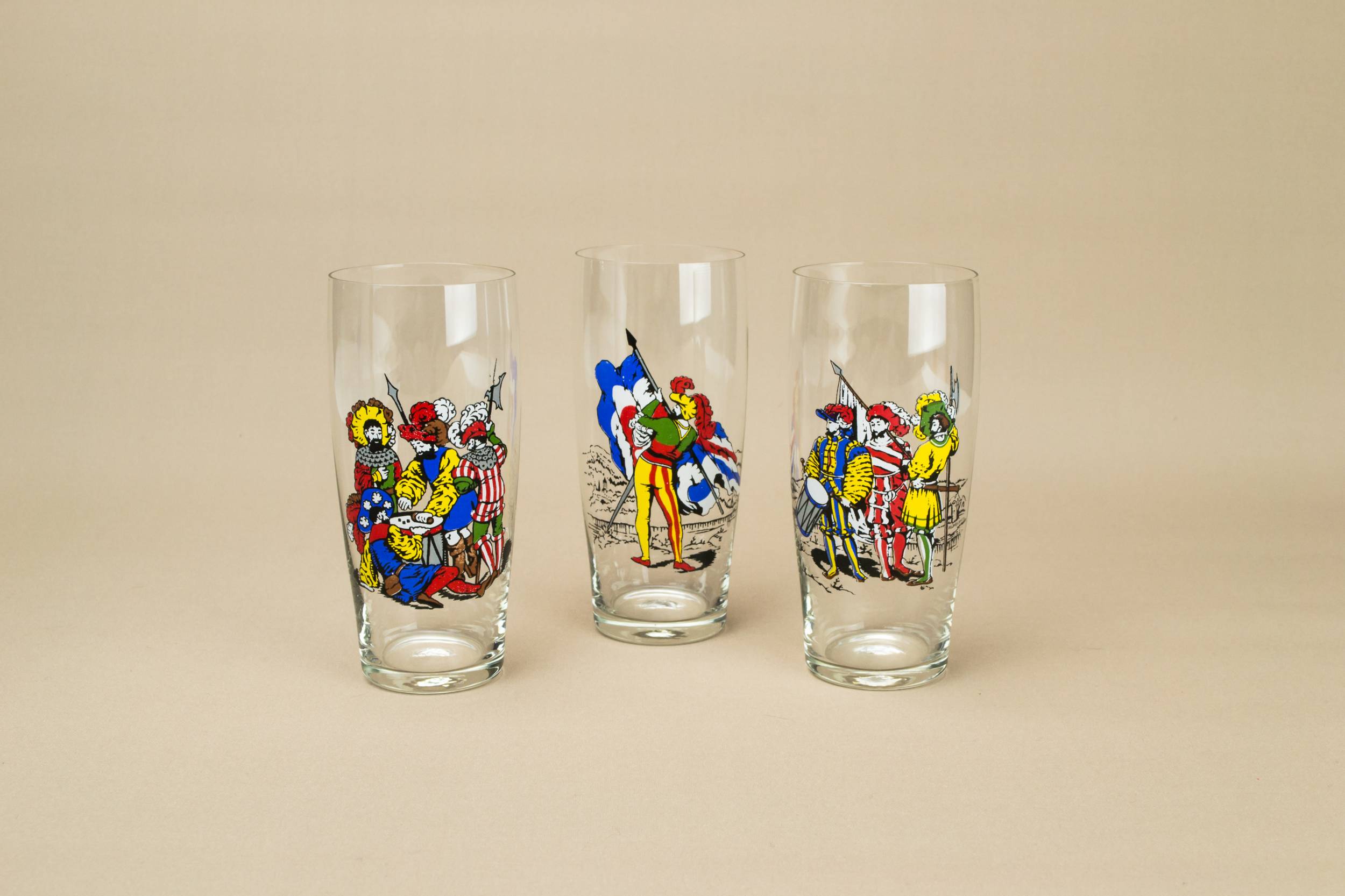 Vintage Red Figures — 6 colourful cocktail glasses 1