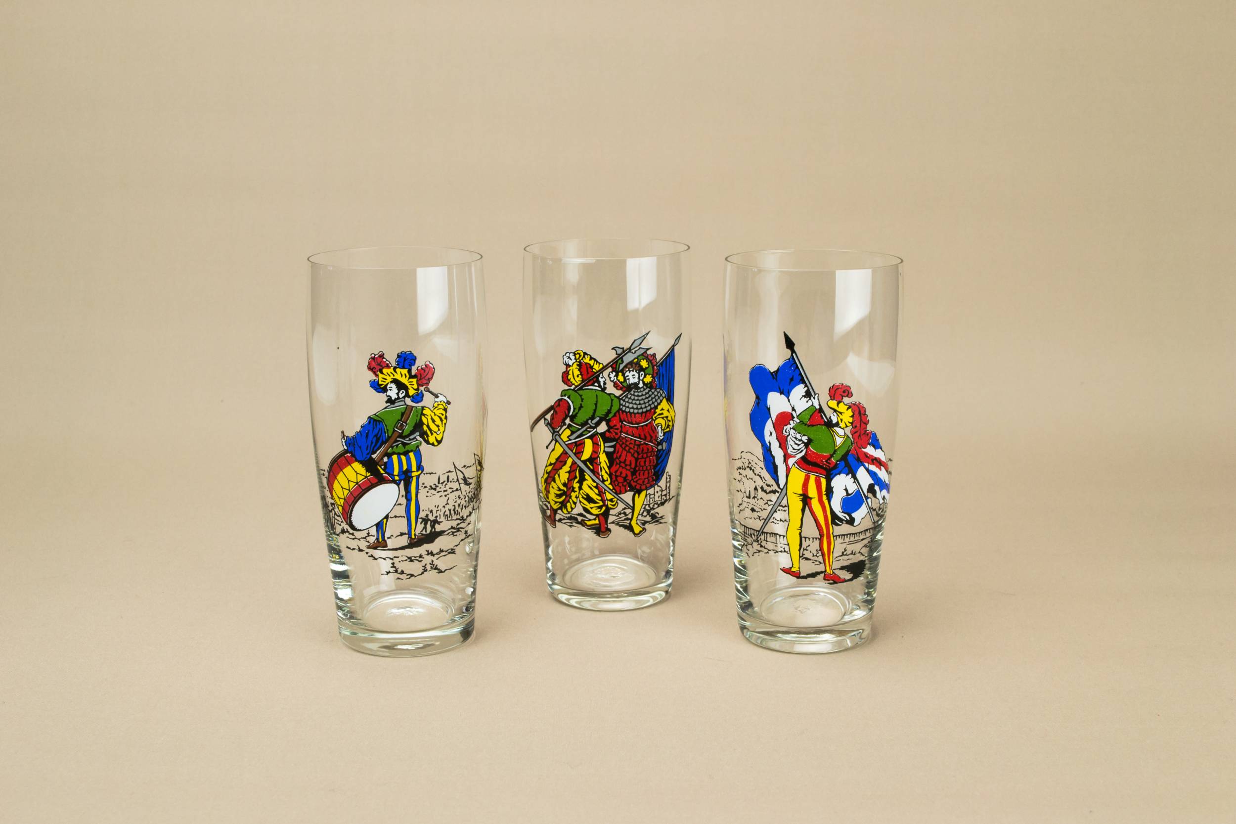 Vintage Red Figures — 6 colourful cocktail glasses 2