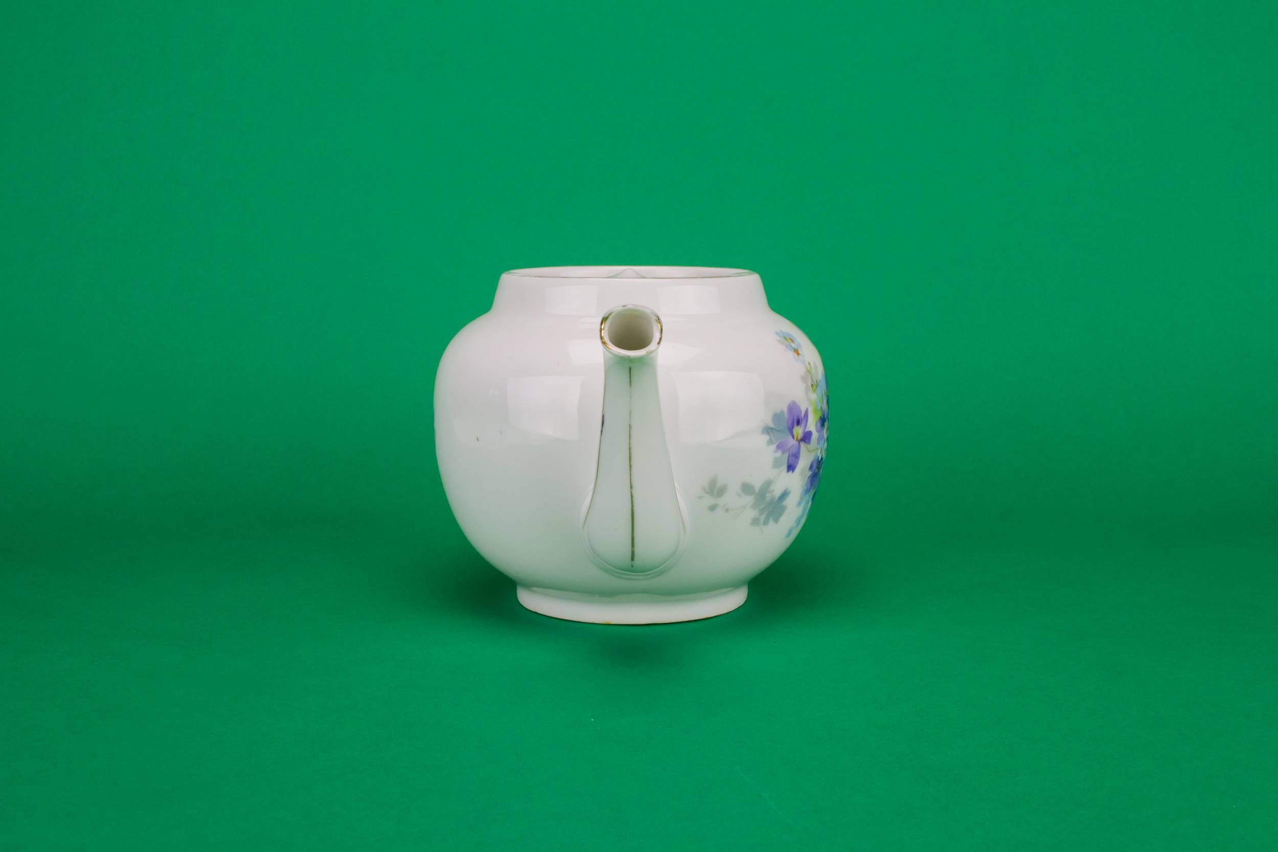 Lilac Porcelain Teapot — Small lilac teapot 1