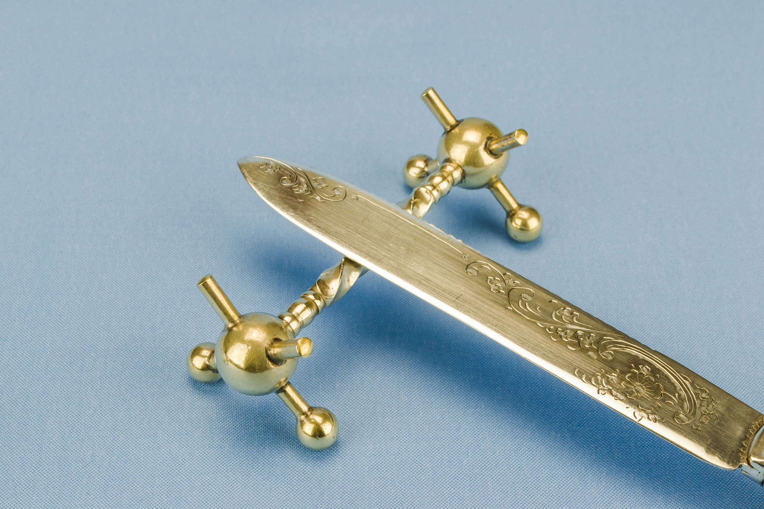 Elegant Antique Arts — 2 silver plated knife rests 1