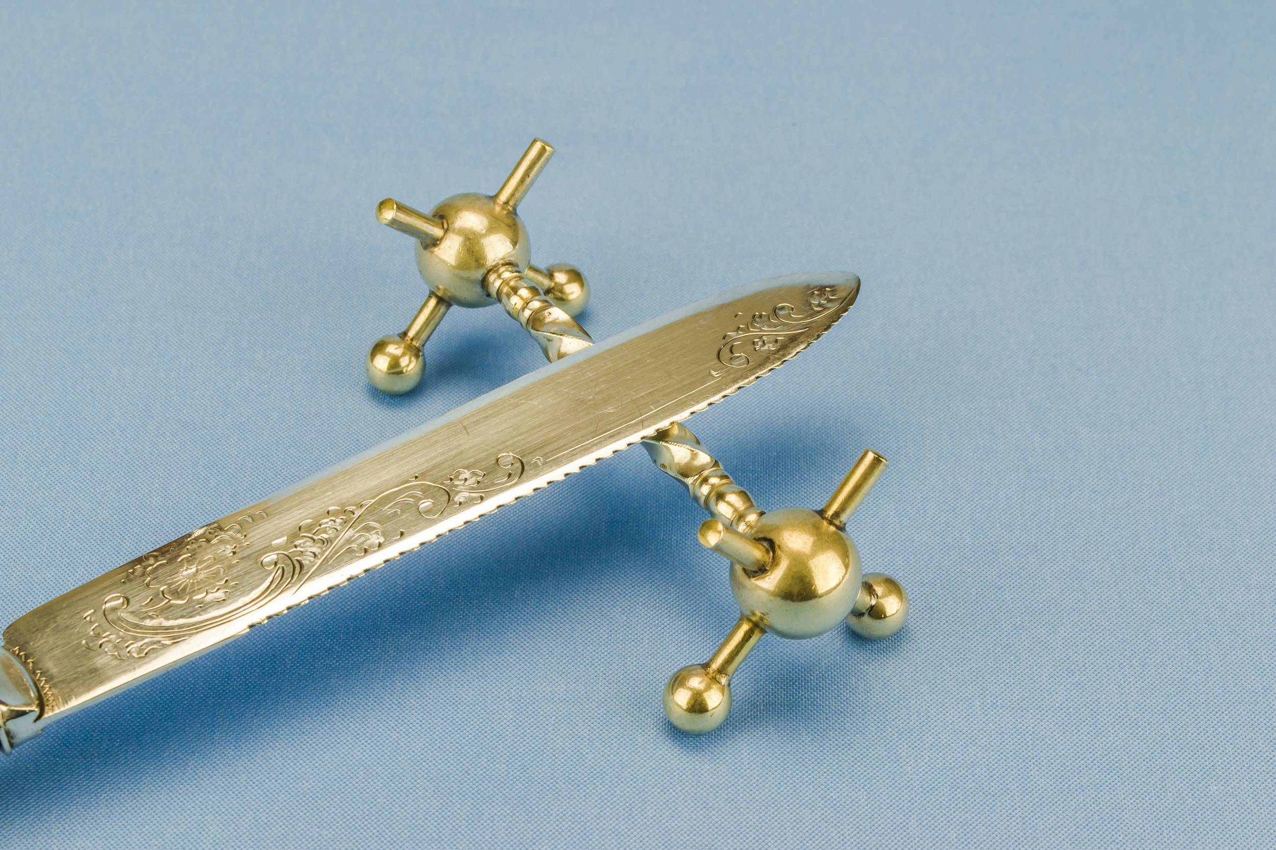 Elegant Antique Arts — 2 silver plated knife rests 2