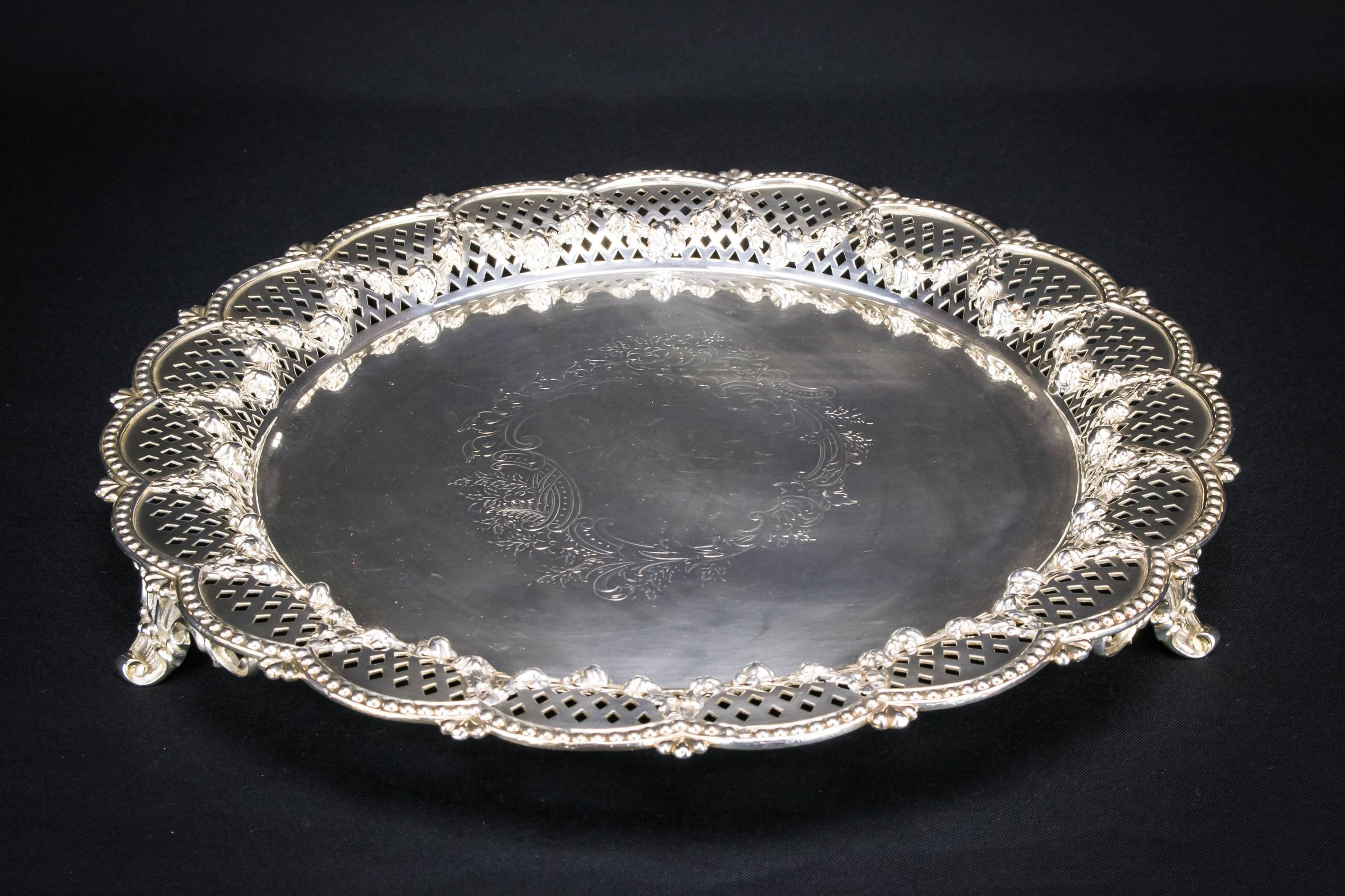 Silver Plated Metal — Silver plated round tray 1