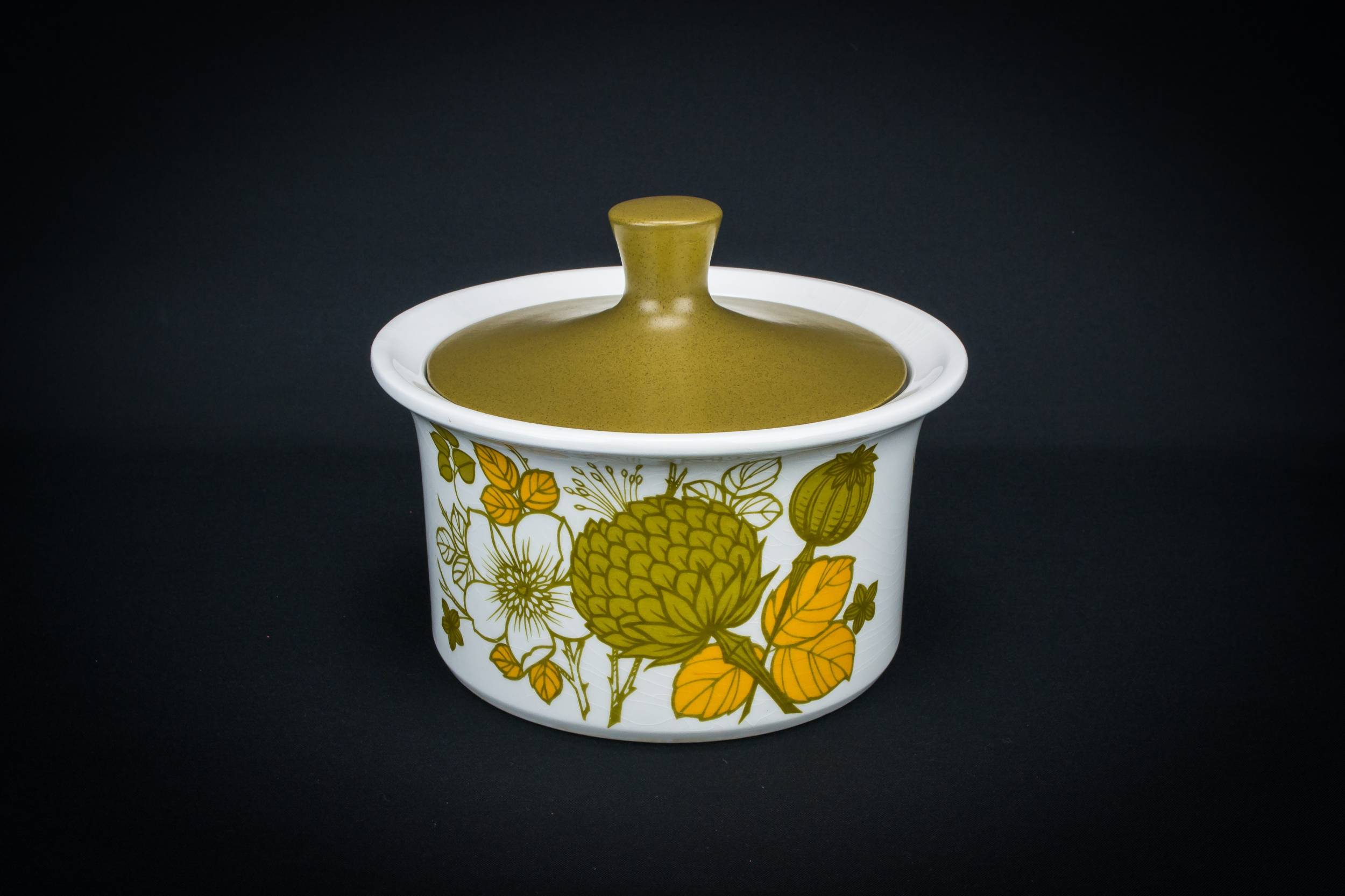 Retro Porcelain Countryside — Countryside serving tureen