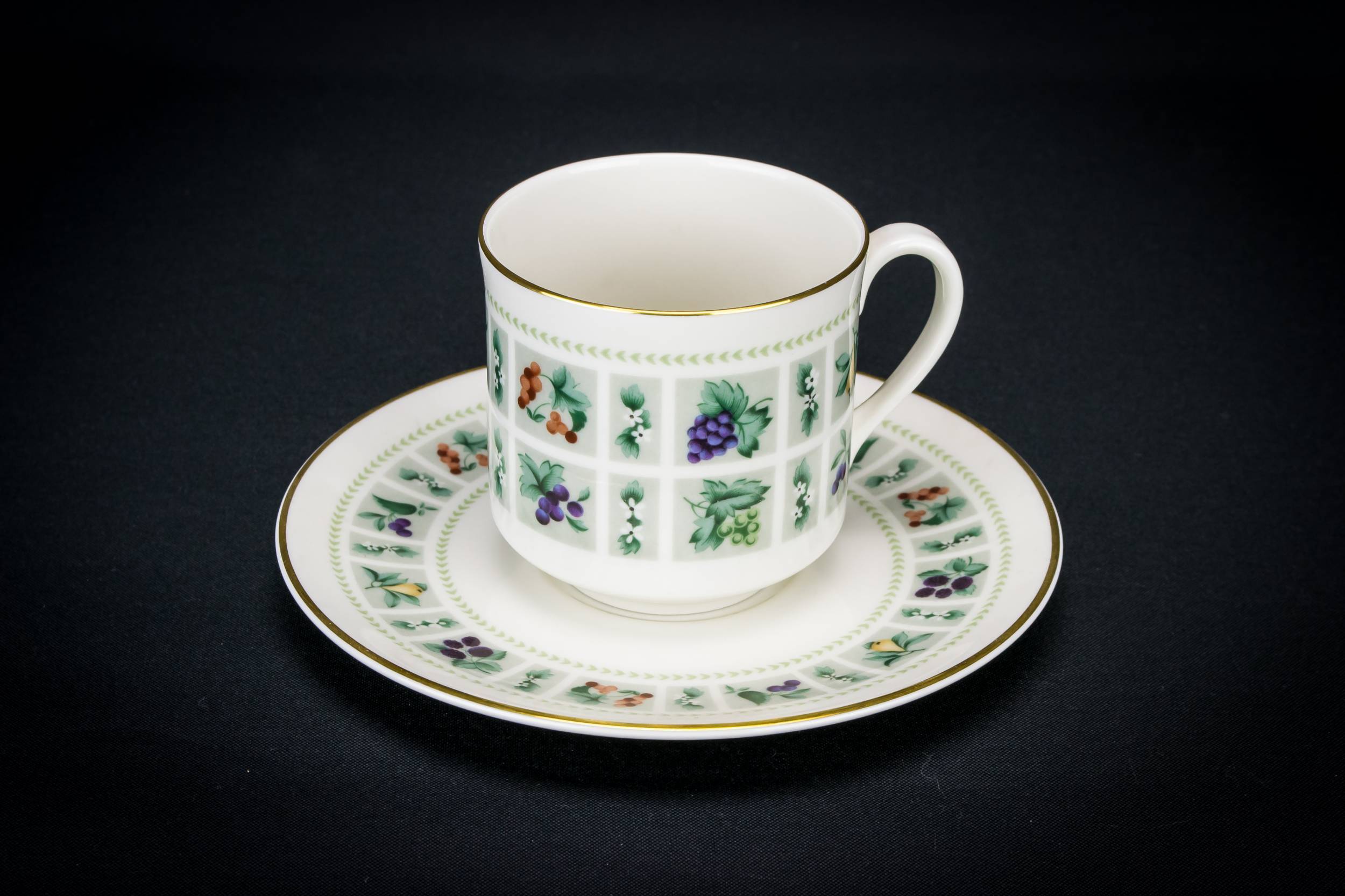 Persons Vintage Classical — Royal Doulton tea set for 6 4