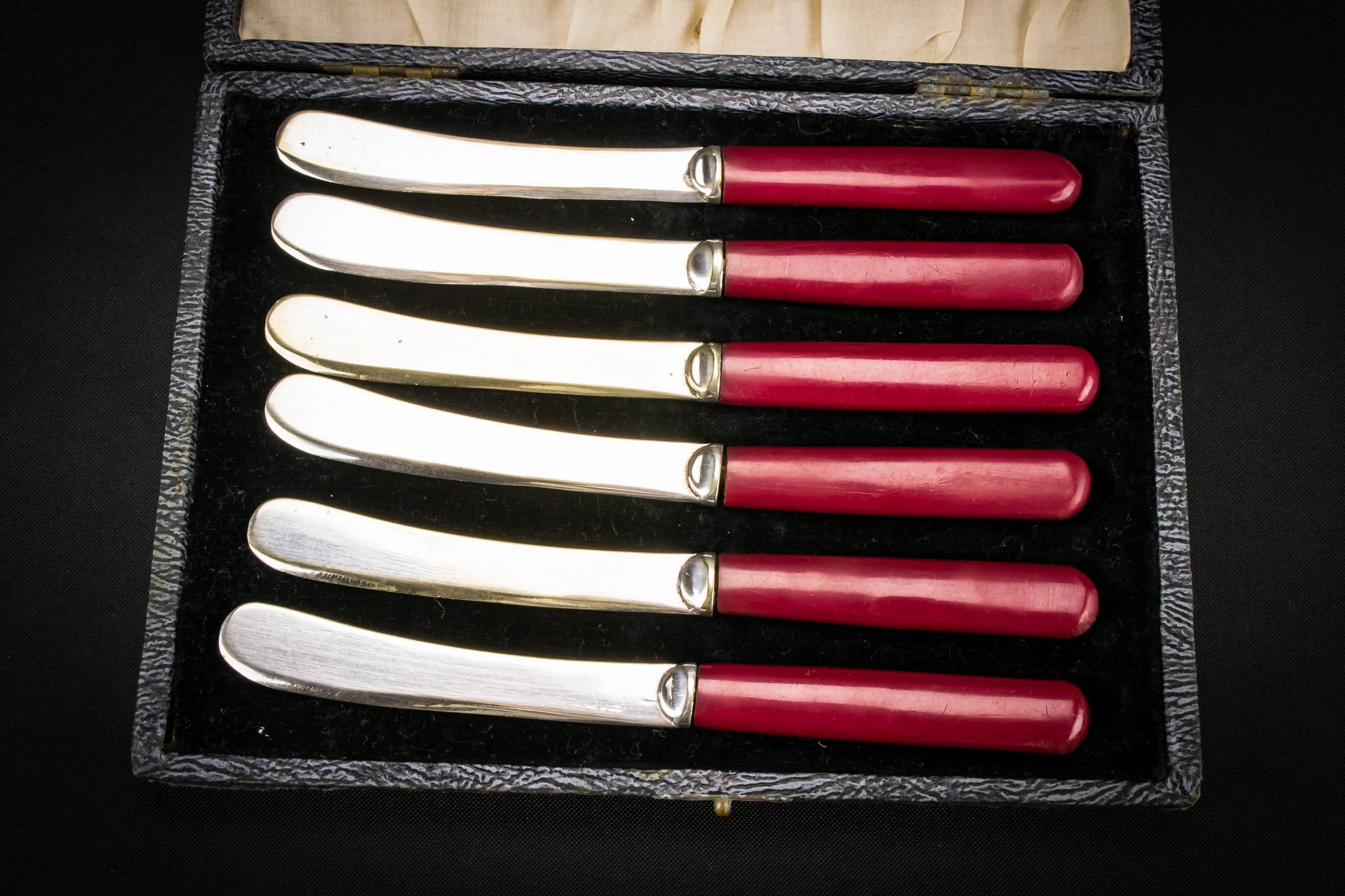 Art Deco Vintage — 6 red dessert knives 2