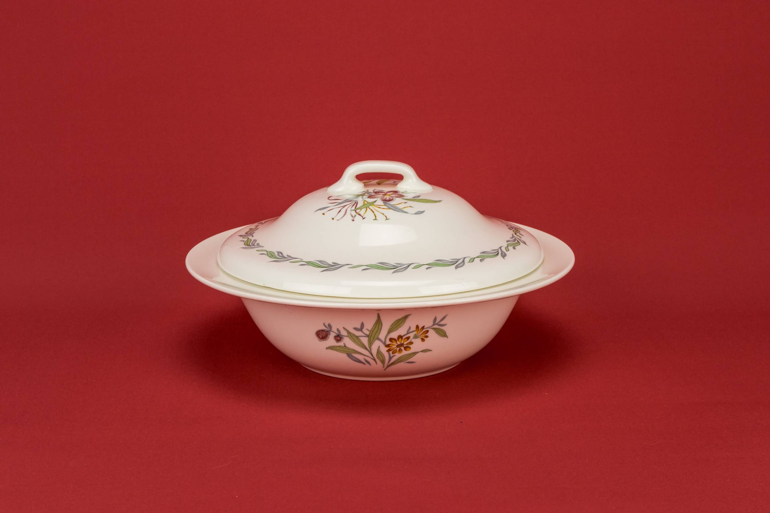 Classical Vintage Fairfield — Floral serving tureen