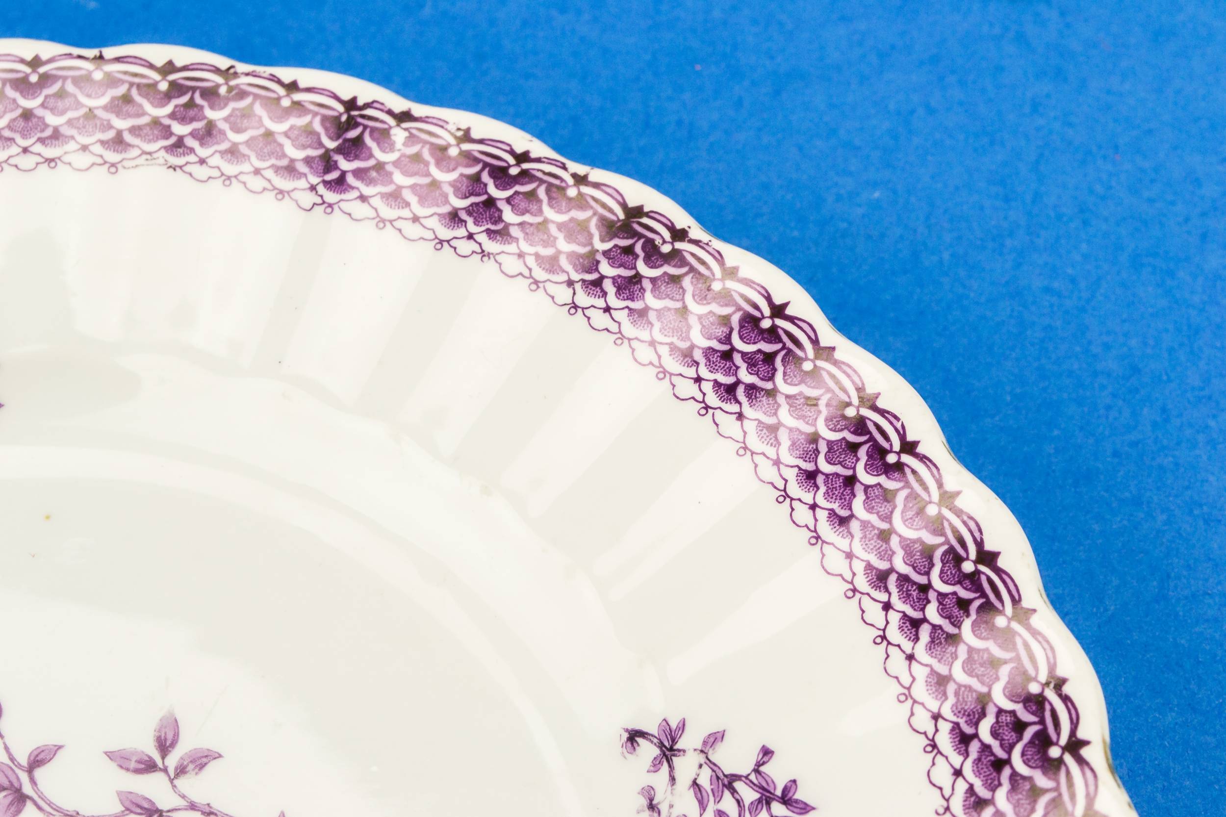 White Antique 10'' — Lilac serving plate 1