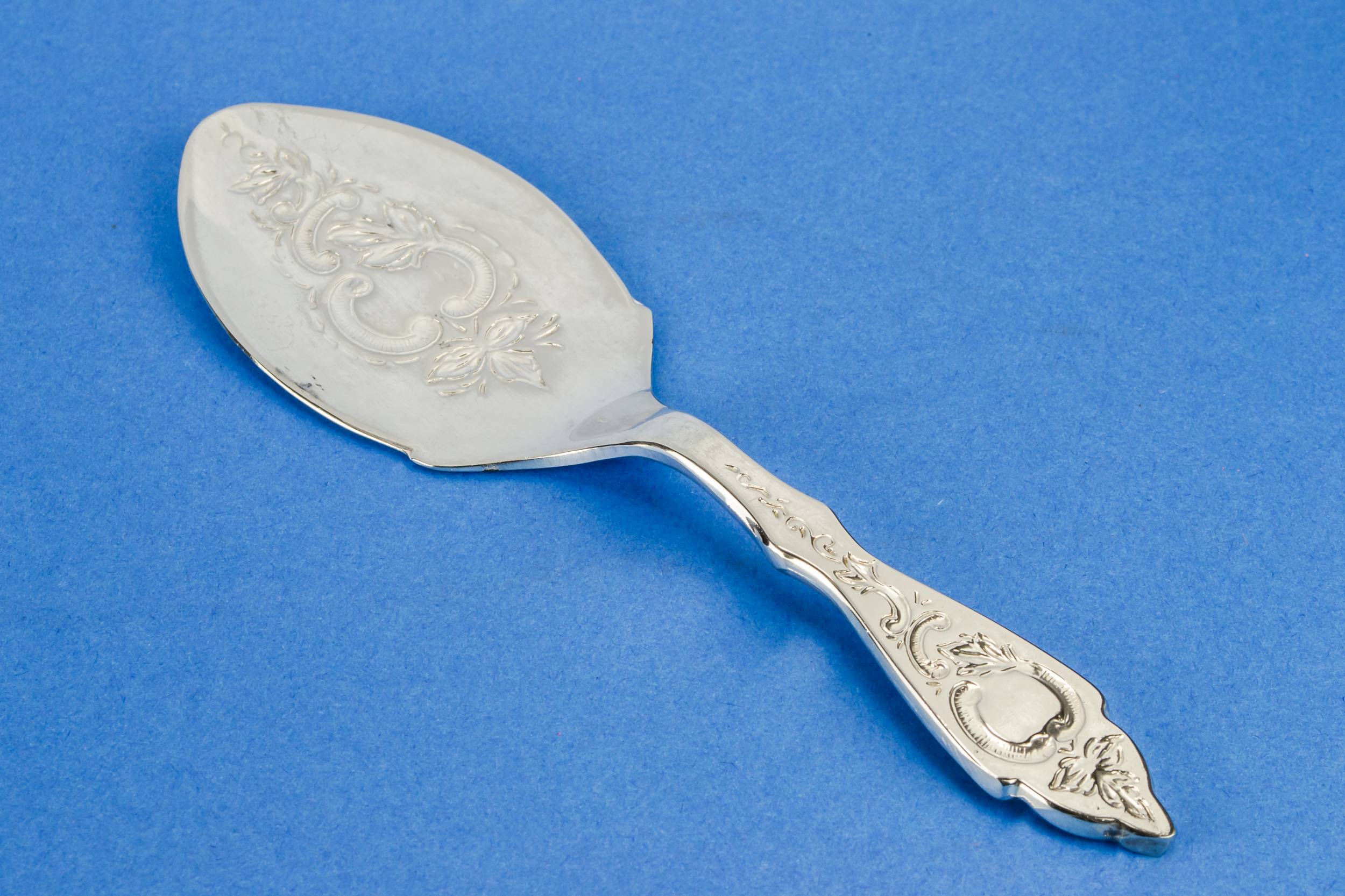 Silver Victorian Scrolls — Engraved cake server 2