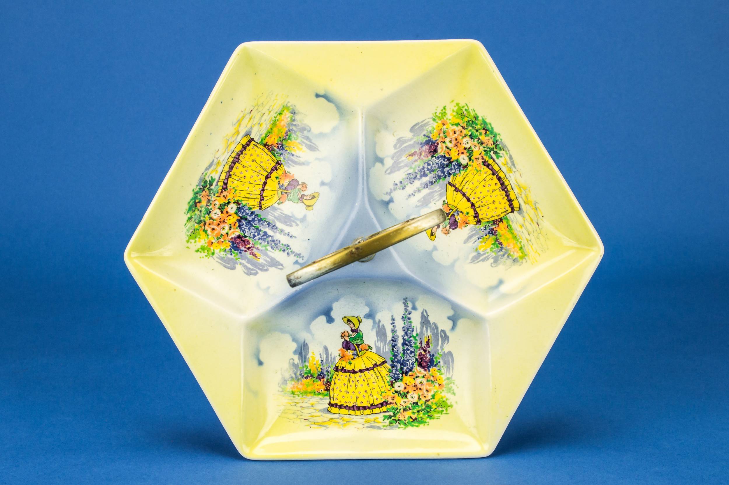 Elegant Art Deco — Yellow cake platter 1