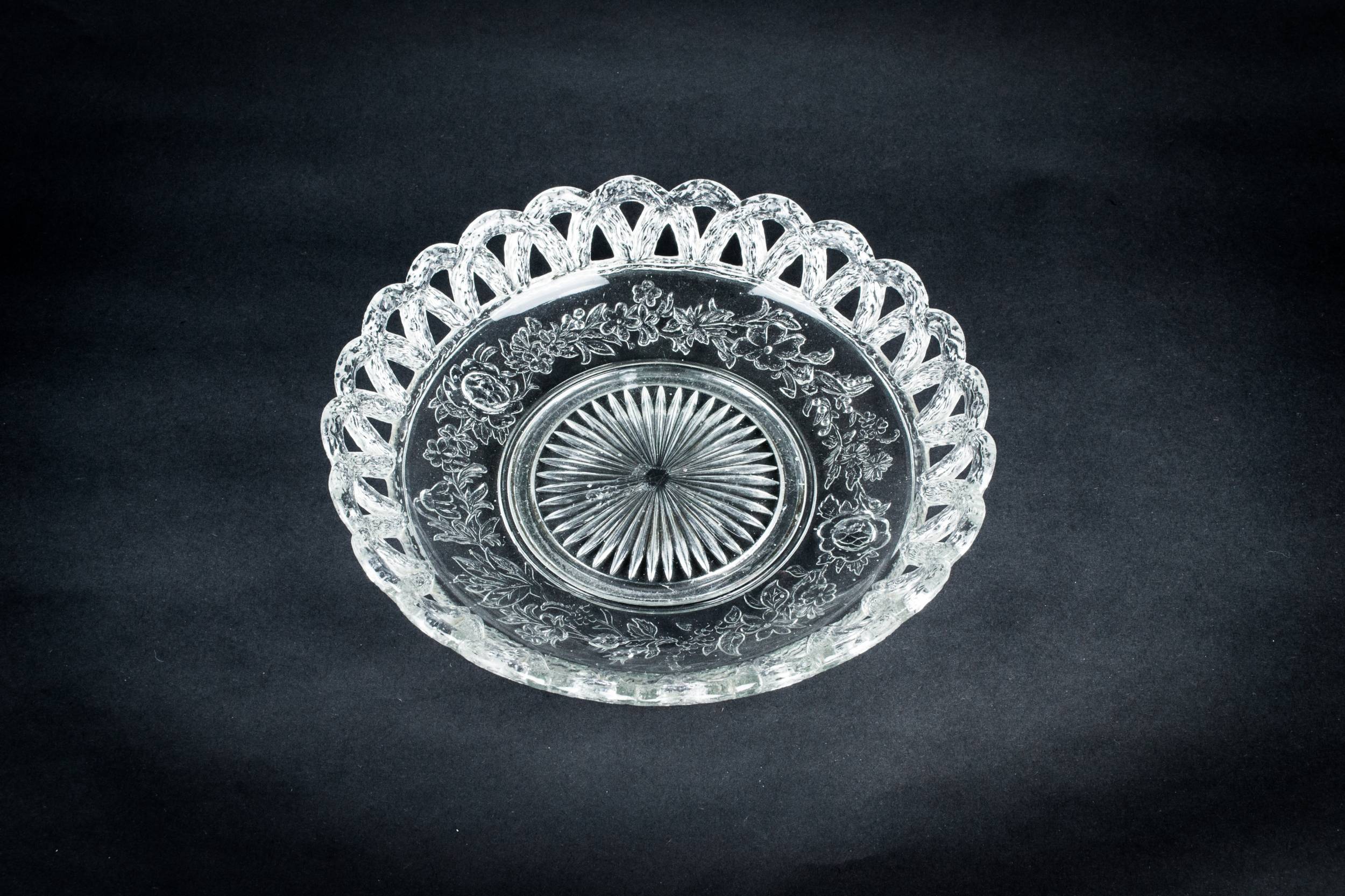 Beautiful Victorian Service — Glass serving bowl 1