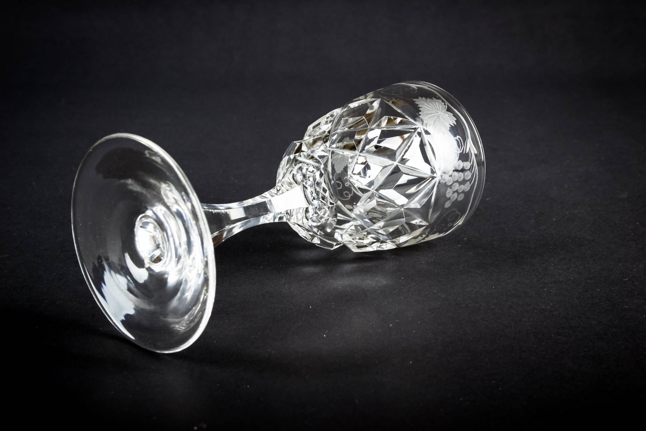 Victorian Clear Grapes — Port glass with grapes 3