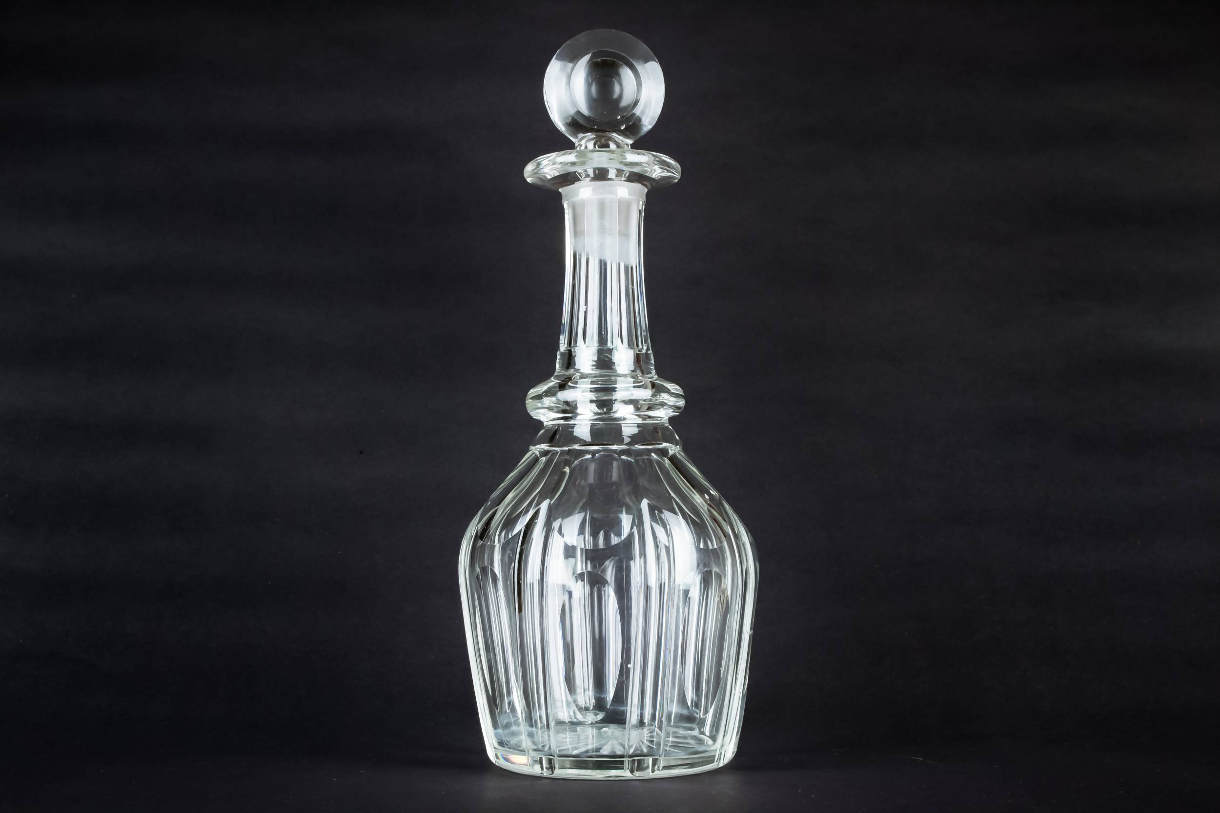 Antique Cut Glass — Bulls eye glass decanter 4