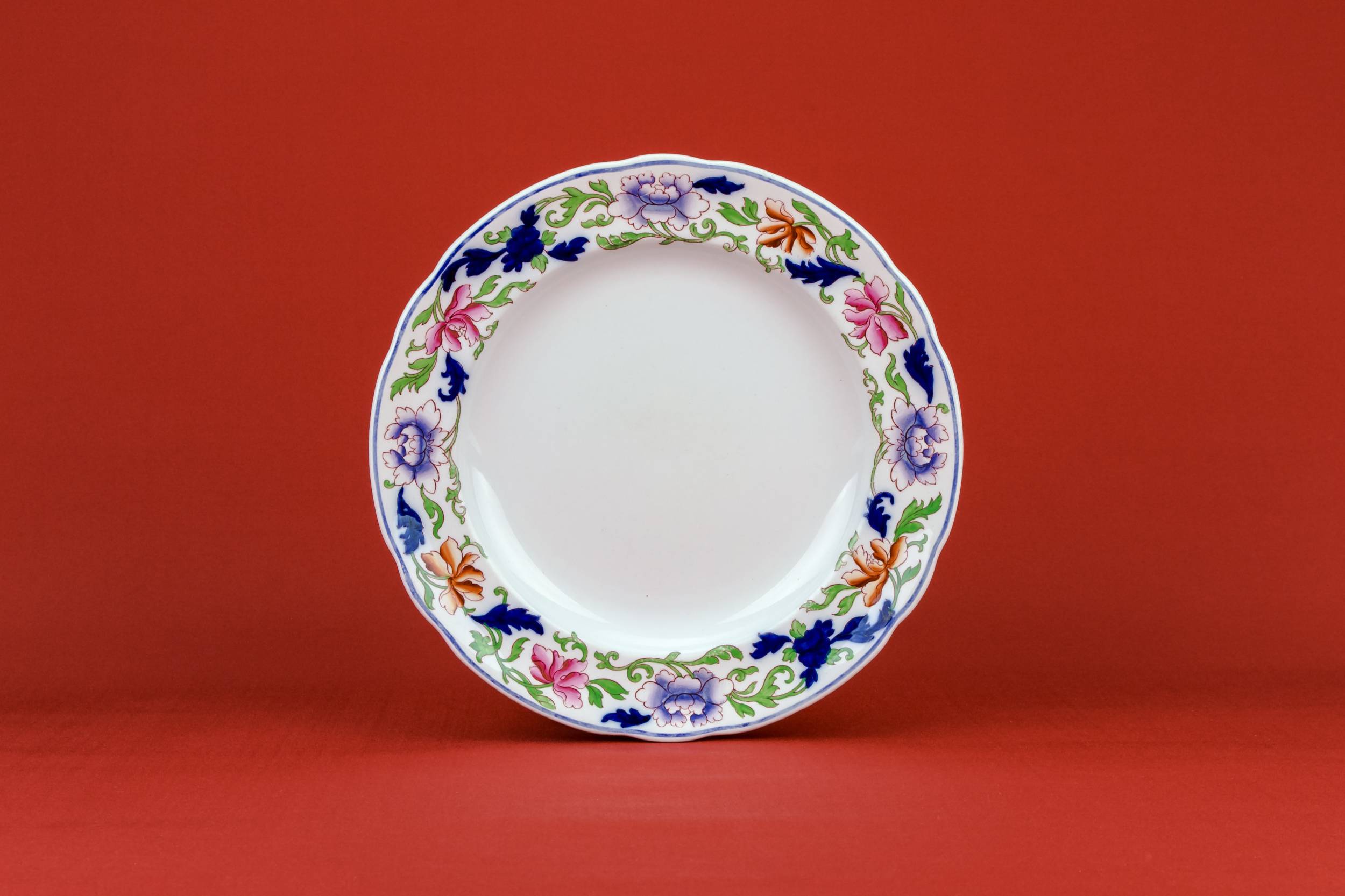 Elegant Victorian 9.1'' — 5 splendid dinner plates