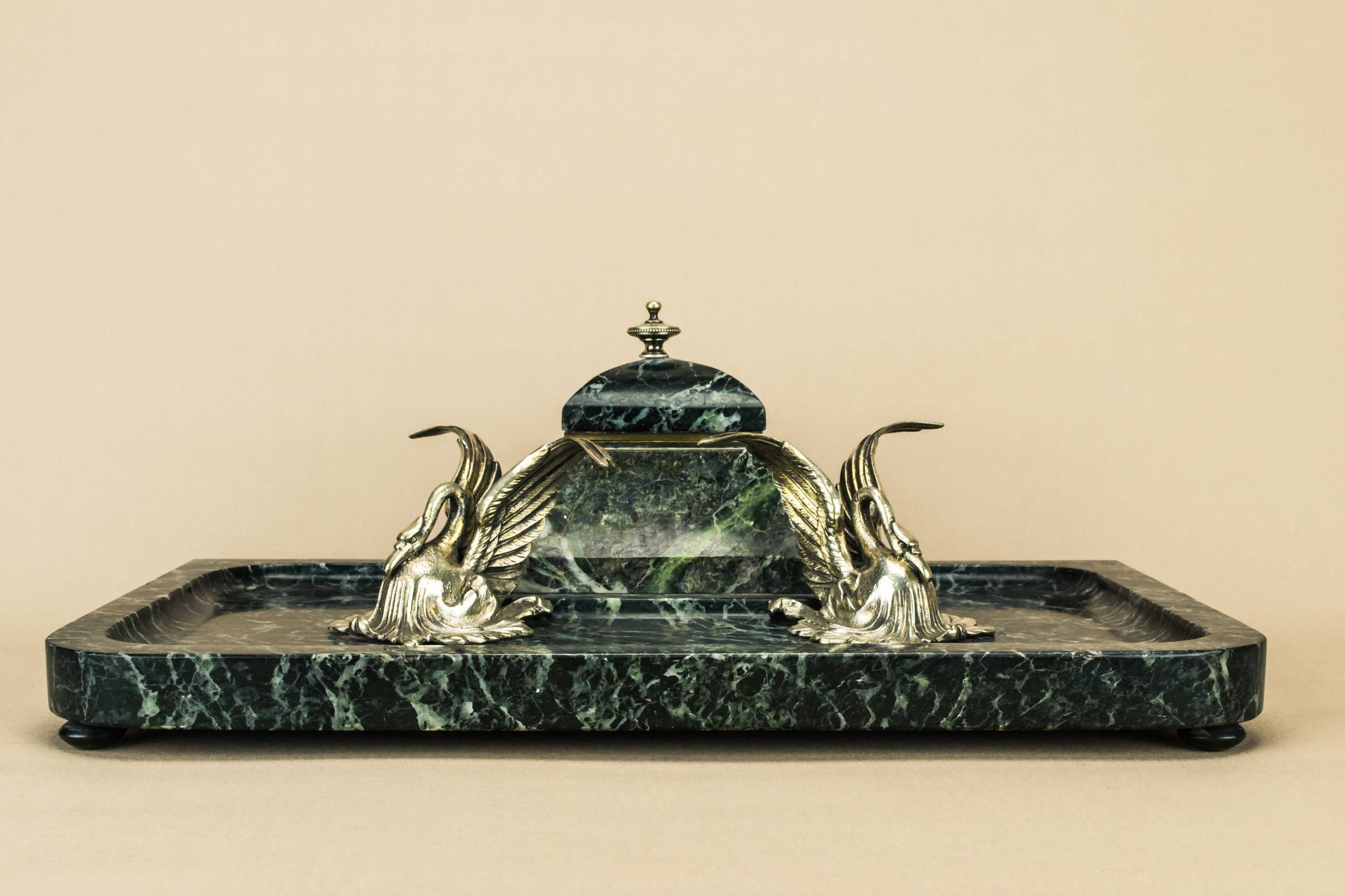 Neo-classical Antique Schumacher — Opulent marble swans inkwell 1