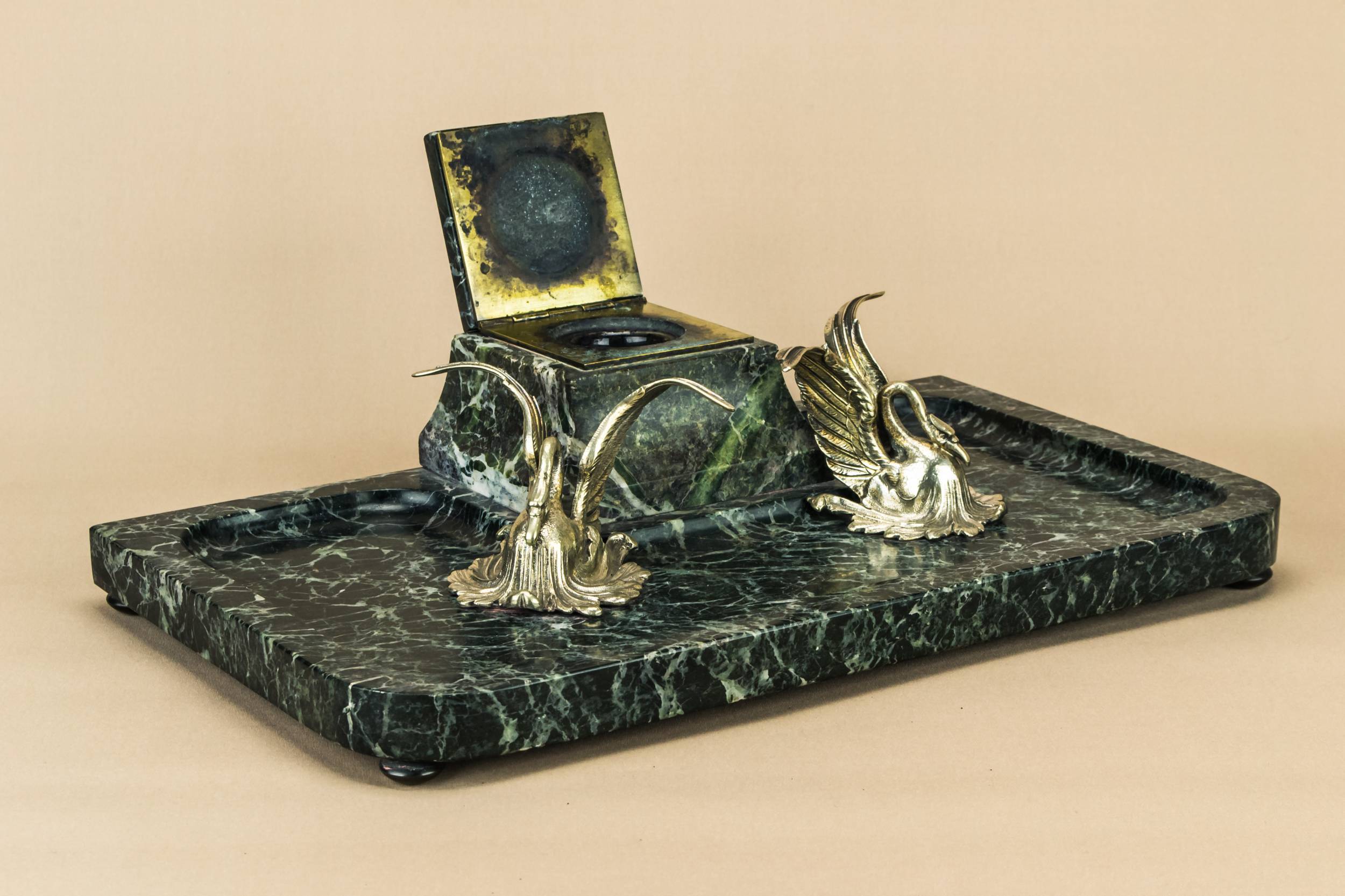 Neo-classical Antique Schumacher — Opulent marble swans inkwell 2