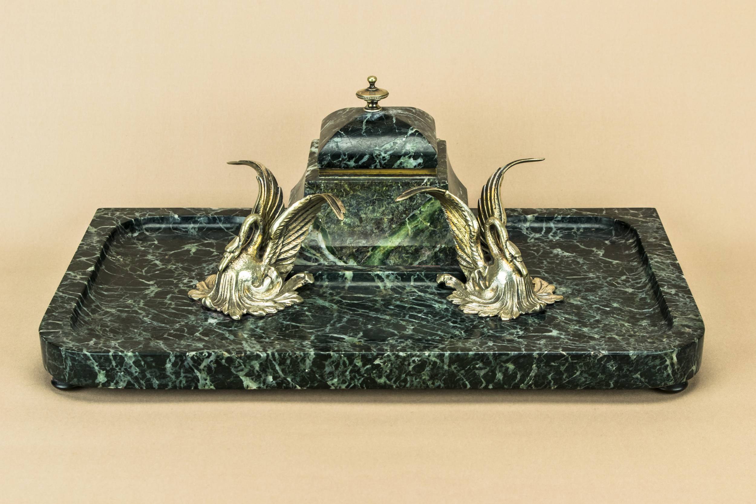 Neo-classical Antique Schumacher — Opulent marble swans inkwell 3